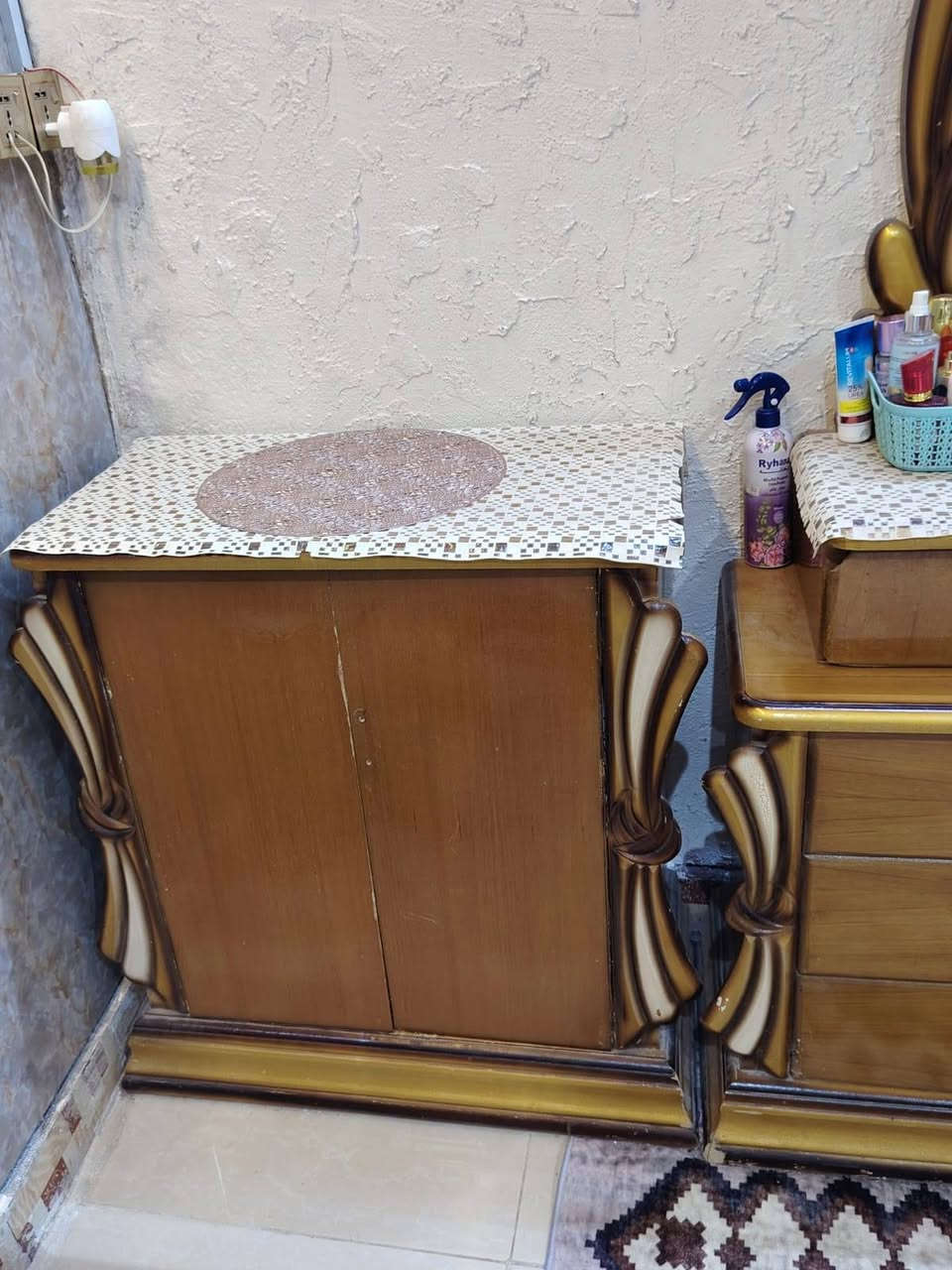 ميز مراية مع كومدي ملحق للبيع 150 الف ***********
