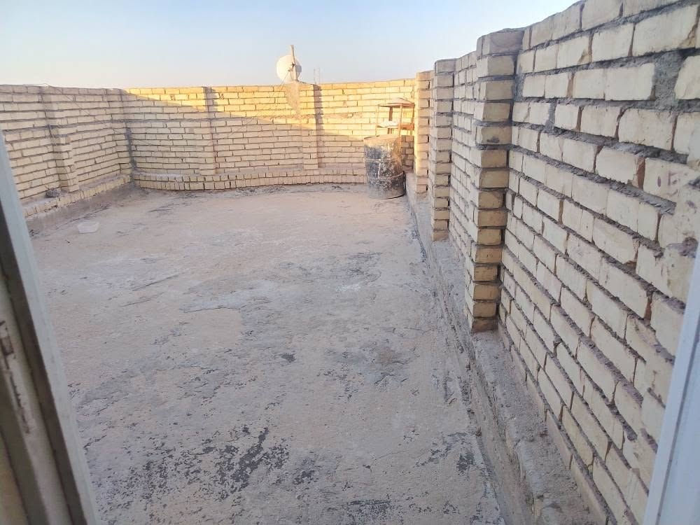 السلام عليكم
🏡 بيت للبيع في كربلاء - طابو صرف (من المالك مباشرة)
​تفاصيل العقار الأساسية:
​المساحة: 100 متر مربع
​الأبعاد: واجهة 5 متر × نزول 20 متر
​نوع الملكية: طابو صرف
​الموقع: كربلاء - الطاقة (قطاع 18)
​عدد الطوابق: 3 طوابق
​نسبة البناء: 90% مكتمل (تُخصم قيمة النواقص من مبلغ البيع)
​📐 تفاصيل البناء والتوزيع الداخلي:
​الطابق الأرضي:
​استقبال واسع
​صالة
​مطبخ
​غرفة نوم (5 \times 5 م)
​حمام عدد 2
​الطابق الأول:
​غرفة نوم رئيسية (6.5 \times 5 م)
​غرفة نوم (5 \times 5 م)
​صالة
​حمام
​الطابق الثاني:
​غرفة نوم (5 \times 5 م)
​صالة مفتوحة
​سطح عدد 2
​ℹ️ معلومات إضافية:
​سبب البيع: لكبر المساحة على العائلة.
​الذمة المالية: مطلوب للإسكان 5 ملايين
السعر... 170000000 قابل للتفاوض بعد معاينة المنزل بشكل كامل
​📞 للتواصل والاستفسار (صاحب البيت):
***********
.
.
ملاحظة : تم إخفاء الاثاث فقط بالذكاء الصناعي كربلاء, العراق
