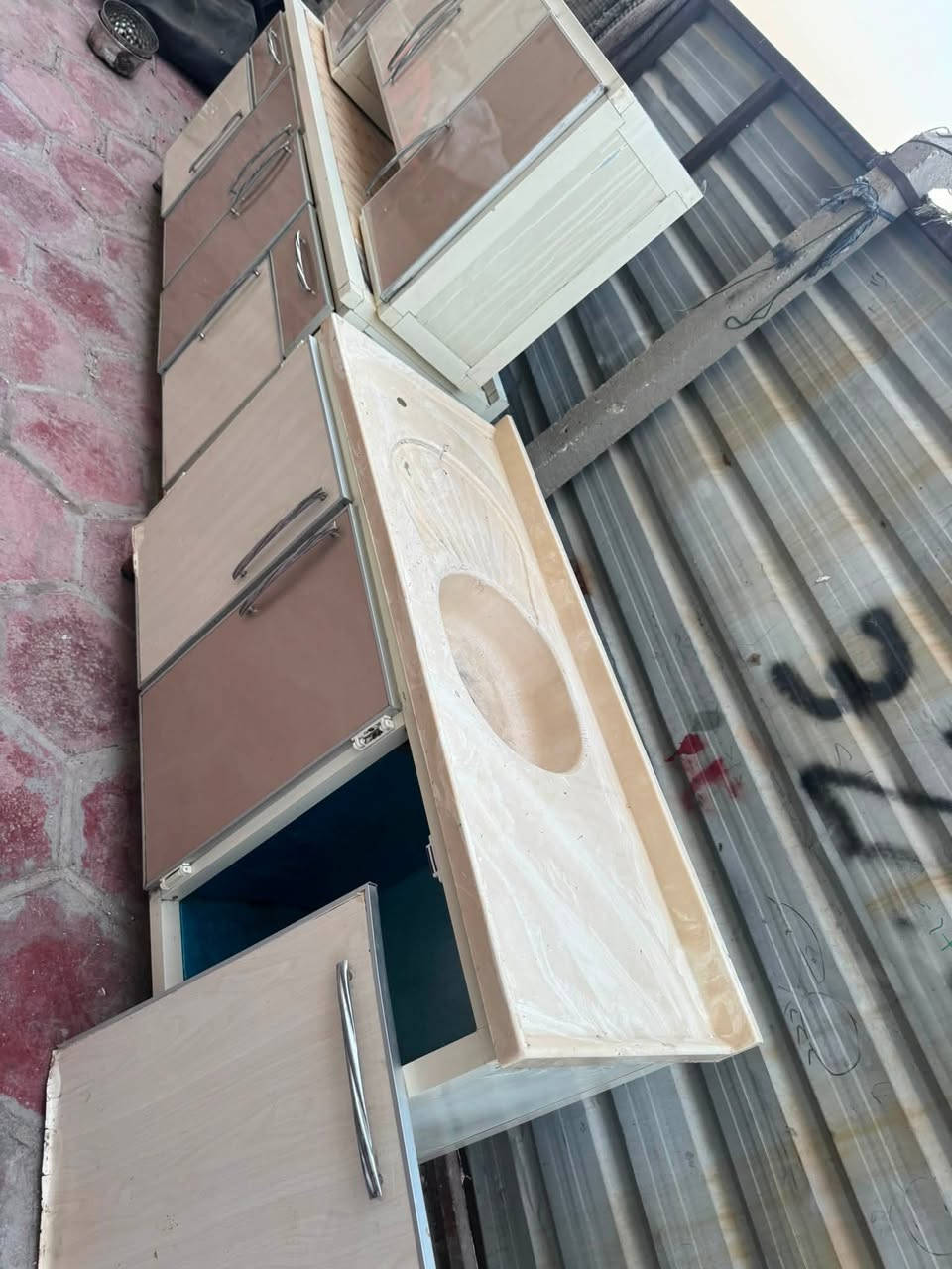 كاونتر. تفصال ثكيل.
مترين والسنك. متر ونص
الابواب.  Mdf باقي كله المنيوم. 
باب يحتاج بس تركيب. 
مكانه بغداد بلديات. 225 بي مجال
***********
