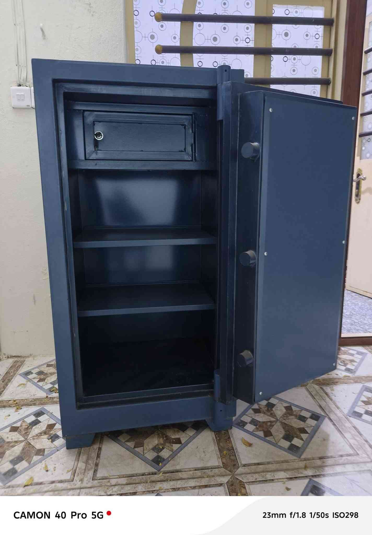 قاصات للبيع الحجم الكبير 850 الف الحجم الصغير 750 الف  وزن ثقيل ***********
