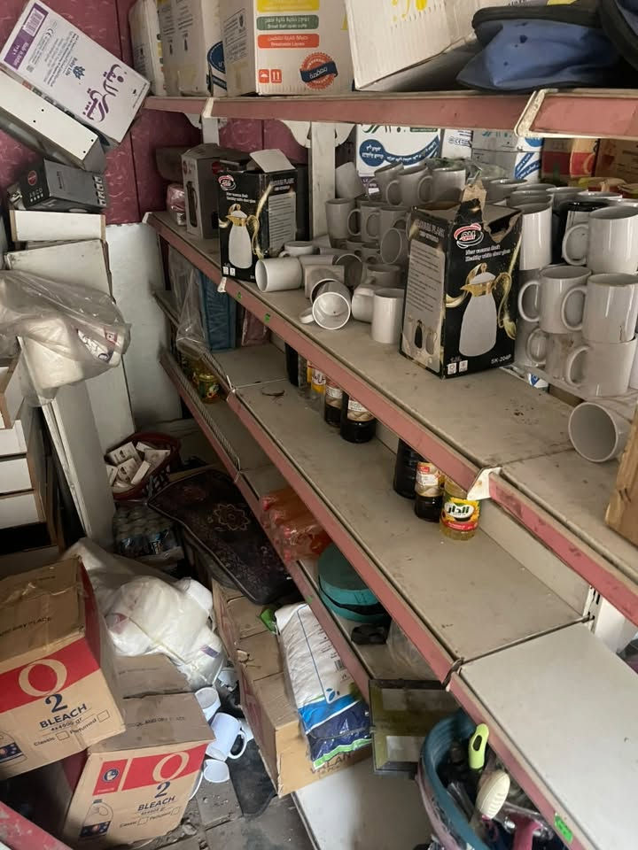 رفوف حديد وسطيه يصير جهتين ويصير جهة وحده طوله ١٢٠ وعرضه ٣٠  حديده كلش قويه تصعد عليه وتشوفه يشتغل مال غذائيه. منزليه كلشي يشتغله الي يريده يتوصل ع رقم *********** 
عنواني الزعفرانيه سوق الهوى
