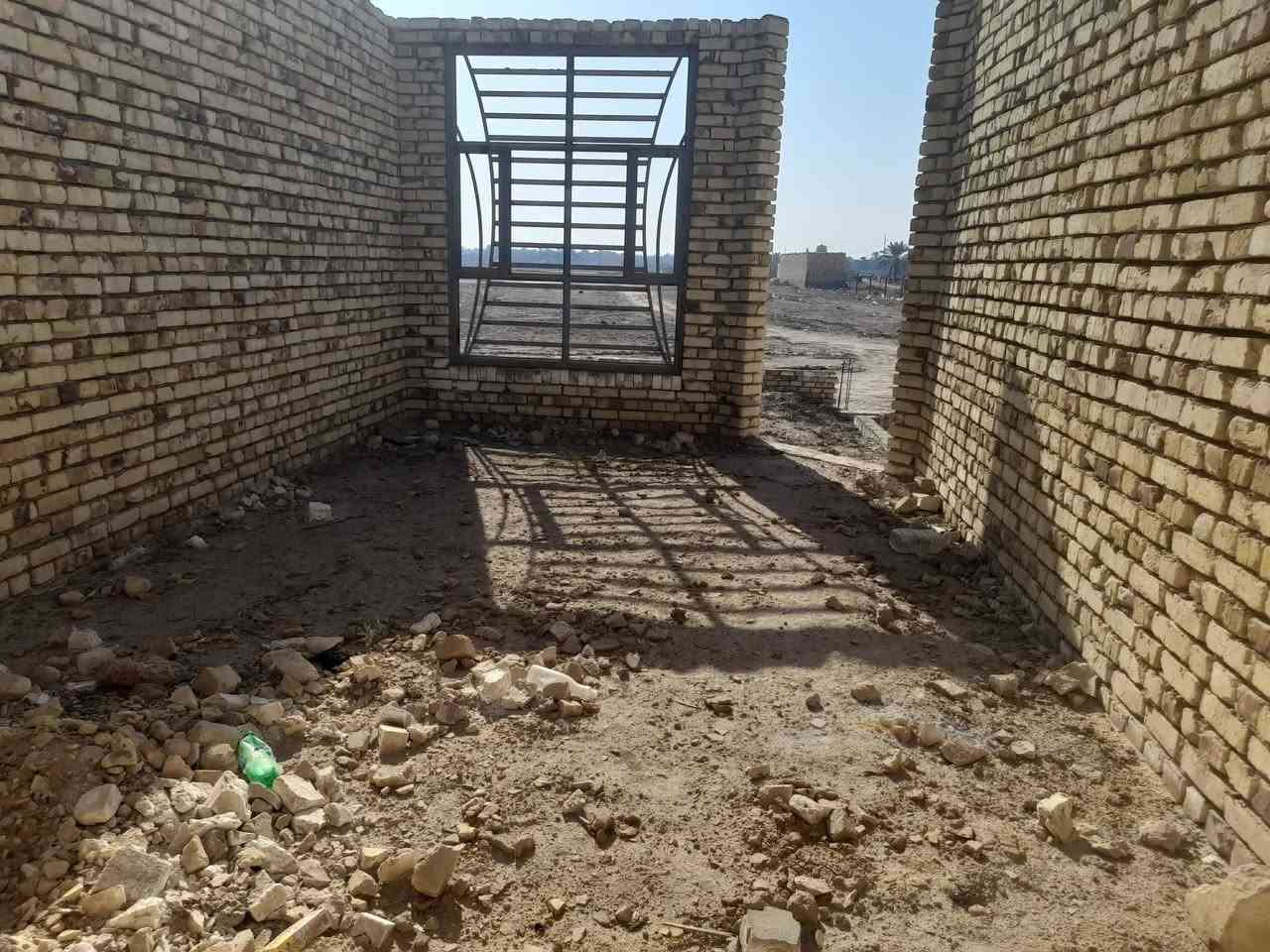 السلام عليكم
دار هيكل غير مسقف للبيع
طابو زراعي سند25 
نوع البناء //طابوق بوكس ٥٠×٥٠سم
تحويل البيت ثاني يوم بعد الشراء
العنوان / /بابل المدحتيه 
حي بابل الزراعي خلف محطة الكهرباء 
بناء حديث سنة ٢٠٢٥
عرض الشارع ١٠متر
المساحة//٣٠٠متر
الواجهه //١٠متر
قريب على التبليط جدا 
خدمات كامله من ماء وكهرباء شارع سبيس
السعر/٥٠وبي مجال
تفاصيل البيت
استقبال 
صاله كبيره 
عدد الغرف ٢
مطبخ حار وبارد
منور خلفي وجانبي 
مجمع صحيات داخليه وخارجيه
البيت موقع حلو وجيد جداً الوجي على الشارع الرئيسي
للاستفسار / ***********./  ***********
