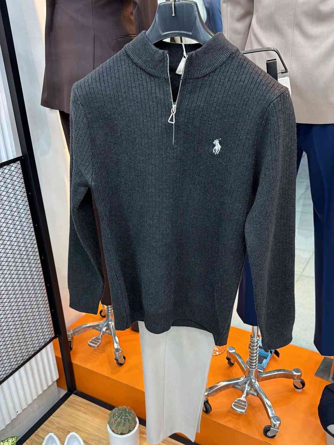ملابس • مقاسات M-L-XL-XXL • علق تم