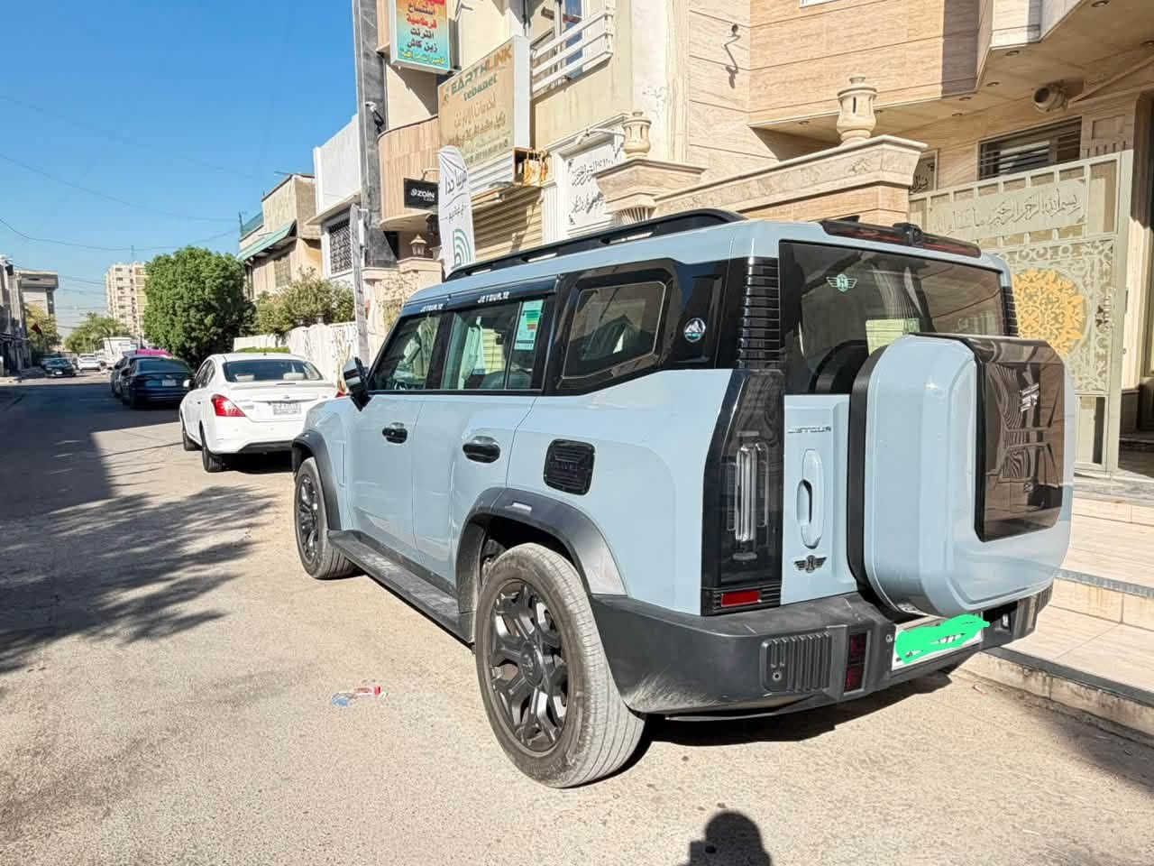 جيتور T2 1.5L Plug-in Hybrid LUXURY

هايبرد

وكاله هارلم

الموديل: 2026 (خليجي)

العداد: صفر 24000

المحرك: 4 أسطوانات 1.5L تيربو + محرك كهربائي القوة الاجمالية 380 حصان

عزم الدوران (نيوتن-م): 610

ناقل الحركة: أوتوماتيكي مخصص لنظام الهايبرد 3DHT

نظام الدفع: نظام دفع بالعجلات الامامية

سعة البطارية كيلووات/س: 26.7

بشحنة كهربائية وتعبئة وقود كاملة يصل المدى إلى 1100 كم 

استهلاك الوقود:  6.3لتر لكل 100 كم

الضمان الأساسي: 6 سنوات وعداد كيلومترات مفتوح 

ضمان المحرك: 10 سنوات او 1،000،000 كم 

ضمان البطارية : 8 سنوات او 150,000 كم (ايهما اولا)

المواصفات

*فتحة سقف بانوراما بقياس 1.1م

*إطارات قياس 20 إنچ

*الصندوق شفط

*الشباك الامامي شعار جيتور مضاء

*عروض ضوئية وموسيقية استعراضية 

*رادار تفاعلي

*نظام القيادة شبه الذاتية

*نظام الكبح التلقائي في حالة الطوارئ

*كاميرات محيطية 540 درجة

*حساسات أمامية وخلفية

*نقطة العمياء 

*  تحذير مغادرة المسار

*  المساعدة للبقاء في المسار

*شاشة التحكم بقياس 15.6 إنچ

*شاشة القيادة بقياس 10.25 إنچ

*نظام صوتي 12 سماعات من Sony

*نظام أبل كاربلاي وأندرويد أوتو 

*نظام اوامر صوتية

*المقاعد من الجلد الفاخر 

*مقعد السائق والراكب كهربائي و مبردة 

*  ذاكرة مقاعد امامية لحفظ 3 وضعيات

*إنارة محيطية متعددة الالوان 

*عتبات الأبواب مضيئة 

*مصابيح أوتوماتيكية LED مع مصابيح نهارية

*التكييف التلقائي مع الضوء العالي

*نظام تقليل الضجيج  مع زجاح مزدوج

*المرايا الجانبية قابلة للطي كهربائياً ومدفئة

*(بصمة) و تشغيل عن بعد

*  إغلاق نوافذ وفتحة السقف عن بعد

*شاحن لاسلكي سريع

*نظام تنقية الهواء PM2.5 

*مسند الذراع الوسطي مع ثلاجة

 *انماط قيادة متعددة 

*وسائد هوائية امامية و جانبية عدد 6 

*حساسات مطر 

*دوسات جانبية

*نظام التحكم بنزول المنحدرات

*نظام المساعدة لصعود المرتفعات

***********
