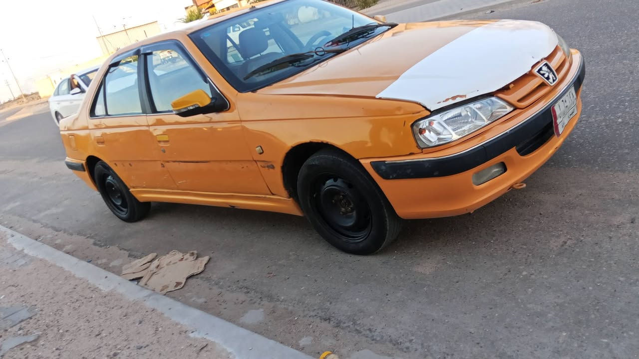 سلام عليكم سيارة بيجو بارص مديل 18 للبيع كهربائيات شغاله بدون خياسات سعرها 35 وبيه مجال  رقم راعيه ***********
