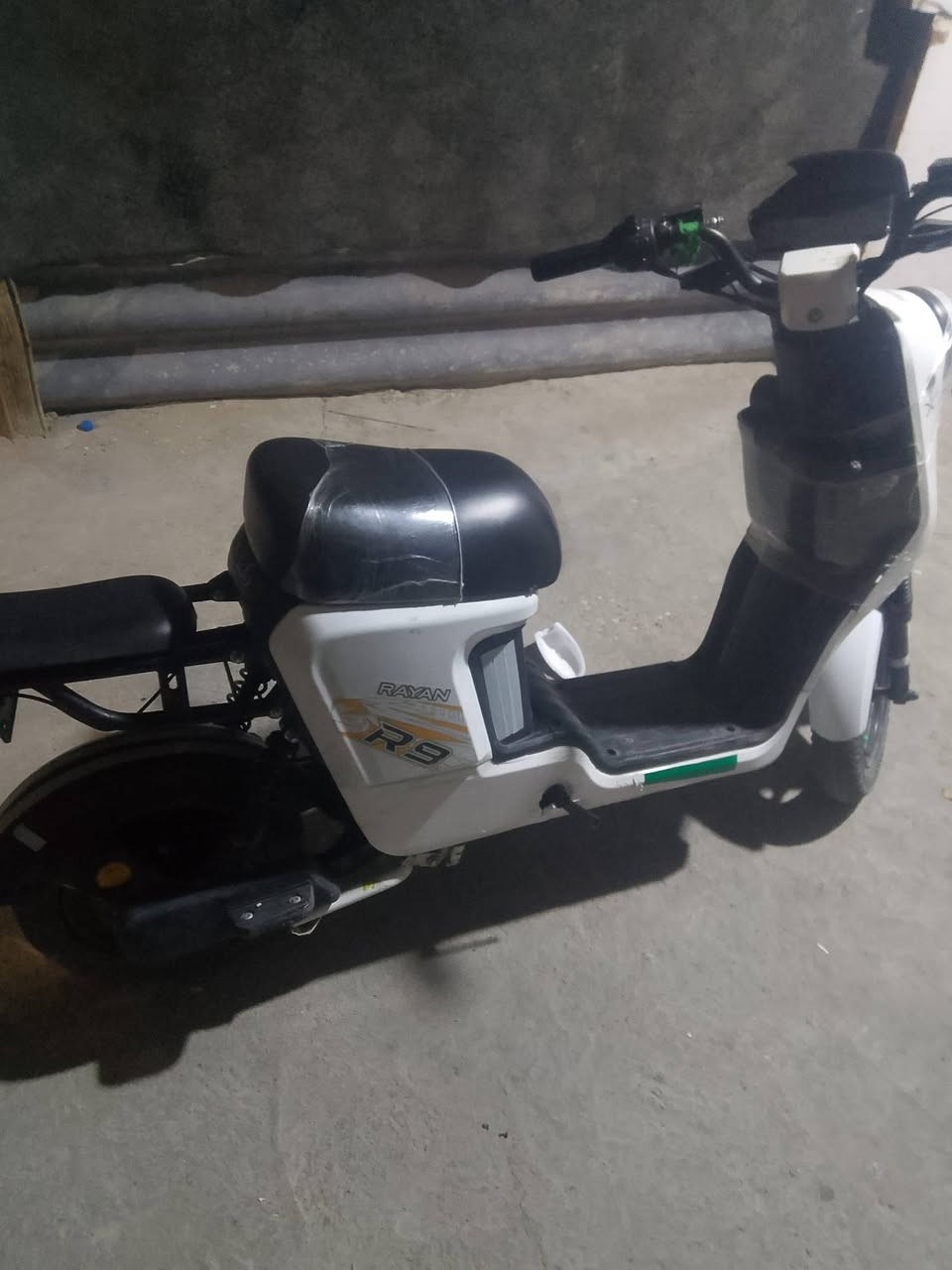 دراجه R9 للبيع بطاريات جديدة مكاني بصره رقم ***********السعر 300,
