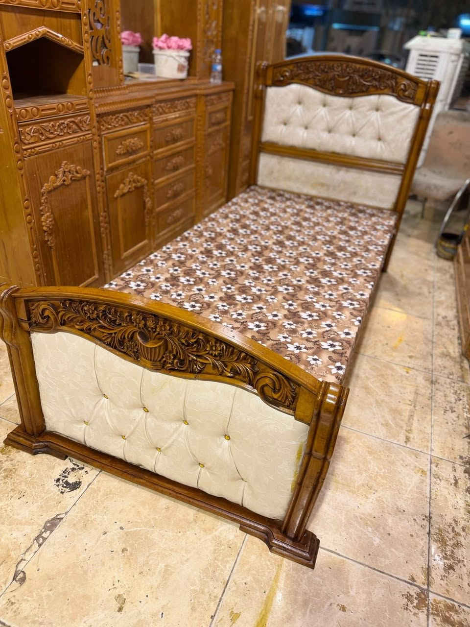 السلام عليكم
عرض خاص ومغري بس ( 100) سعر الواحد ( شغل توصي ثقيل) 
توفر لدينا من جديد تخت نفر عدد ثلاثه فول نظافه 💯💯 نقش زان 💥 فصال حديت  
للاستفسار وتساب *********** مباشر ***********🌹 
ومستعدون لشراء الغرف النوم المستعمله و الكناتير 🌷
