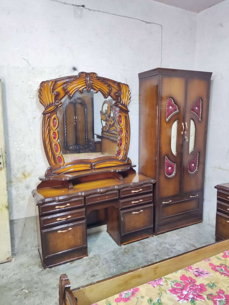 غرفه نوم مستعمل 
العنوان حسنكوي قرب جامع النور 
***********
***********
