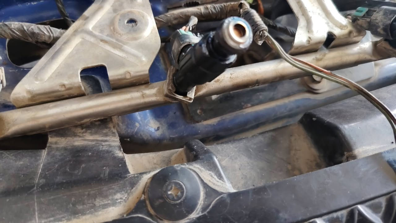 🔧🔥 تجفيت كامل لمحرك شفروليه إكونوكس 3400 GM 🔥🔧
موديلات 2007 – 2009

تم إنجاز تجفيت المحرك بالكامل داخل ورشة أنور سوزوكي وإكونوكس وعلى مراحل دقيقة:

🔹 تفكيك المحرك وفحص السلندر والكورات وعمود الكرنك.
🔹 غسل جميع أجزاء المحرك بالبخار المضغوط وإزالة الدهون والترسبات.
🔹 سنفرة وتنعيم وجه السلندر والتأكد من استقامته.
🔹 تجهيز الكورات: قص كرايم، تبديل البلاستك وتنظيف مجاري الزيت.
🔹 تبديل تخم رنكات STD وتخم بيرن بكن STD.
🔹 تبديل جبنة البكن ورأس عمود الكرنك.
🔹 تركيب تخم كازكيت أسبست سماكة 2 ملم.
🔹 تبديل واشرات الدكشن البارد والحار والهلالات الجانبية.
🔹 تبديل واشر التايمن كيس، كيس المحرك، قبق الولفات، كوع فلتر الدهن وبيت ولف الحماوة.
🔹 فحص وتنظيف منظومة التزييت والتبريد بالكامل.
🔹 صبغ السلندر والأنابيب الحديدية بصبغ حراري للحماية من الصدأ.
🔹 تجميع المحرك حسب القياسات والشدّات الصحيحة.
🔹 إضافة الدهن وسائل التبريد، ثم إجراء التشغيل الأول والفحص النهائي.

✅ تشغيل هادئ وصوت محرك صافي
✅ ضغط دهن وحرارة ضمن المستوى الطبيعي
✅ فحص التسريبات وقراءة بيانات المحرك بالجهاز
✅ شغل مرتب واهتمام بأدق التفاصيل

📍 ورشة أنور سوزوكي وإكونوكس
كربلاء – المنطقة الصناعية

🛠️ خبرة متخصصة بمحركات شفروليه إكونوكس 3400 ومحركات سوزوكي XL7 3600
