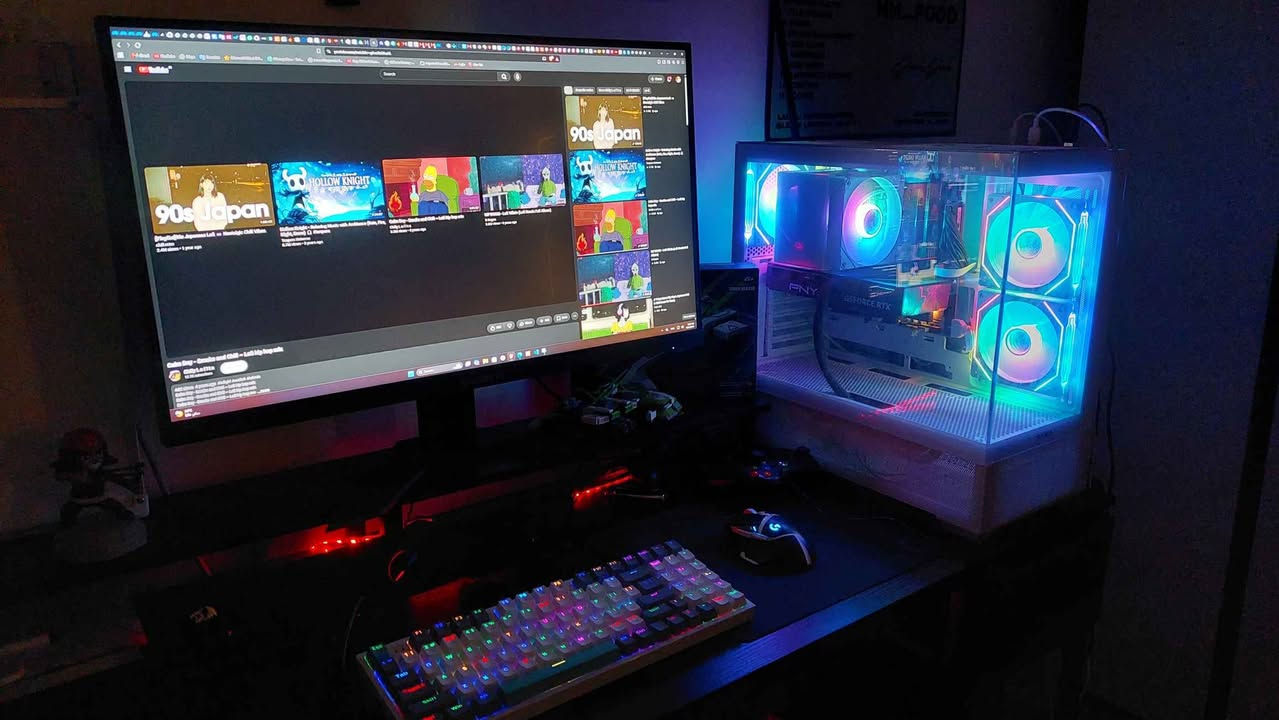 حاسبة Gaming PC متكاملة، مناسبة للألعاب الثقيلة والاستخدام الاحترافي، مع شاشة وملحقات مهمة

مواصفات الحاسبة

المعالج:
AMD Ryzen 5 7600 — Tray

اللوحة الأم:
GIGABYTE B650M AORUS ELITE AX ICE

الرام:
G.SKILL Ripjaws 32GB DDR5 6000MHz
(2×16GB) — No RGB

كرت الشاشة:
PNY GeForce RTX 4070 SUPER 12GB
VERTO Dual OC

الباور سبلاي:
ASUS PRIME AP850 850W
80+ Gold — Fully Modular

الكيس:
SAMA SV-02 White

المبرد:
XIGMATEK DIGITAL BLACK/WHITE AK6

التخزين — أكثر من 1.5TBSSD

512GB M.2 NVMe SSD — للنظام

1TB PCIe M.2 NVMe SSD — إضافي
  

الملحقات

1. شاشة GIGABYTE M27Q — حجم 27 بوصة، 2K IPS

2. UPS Online 1KVA — COMBO RISING

3. Logitech G502 SE Hero

4. Machenike K500-B94 — كيبورد ميكانيكي 
سويتش أحمر

5. عدد 2 يد تحكم لاسلكية

6. speaker sound 10w

السعر والتواصل

السعر المطلوب: 2,770,000 دينار عراقي
السعر يشمل الحاسبة + الشاشة + جميع الملحقات المذكورة أعلاه.

يوجد مجال بسيط للتفاوض الجاد.

التواصل: خاص أو اتصال على الرقم الموجود بالإعلان.
*********** بغداد, العراق
