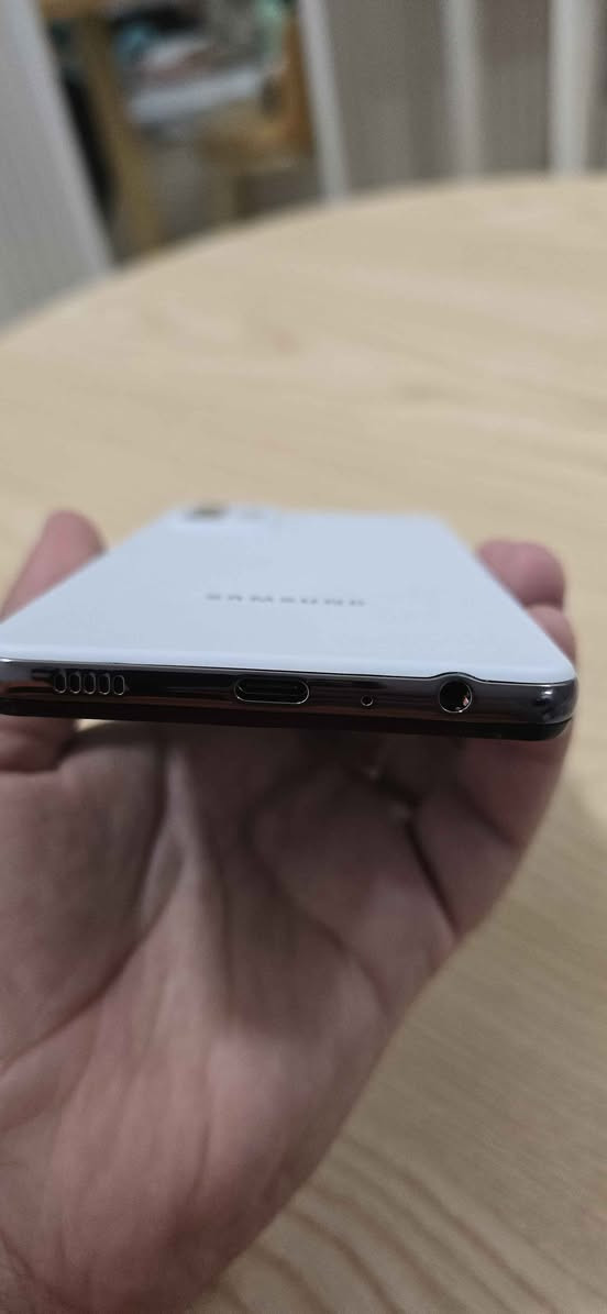 جالكسي A72 للبيع - نظافة فول وعرض ما ينعوض!
​للبيع هاتف Samsung Galaxy A72 الأصلي، الجهاز بحالة ممتازة ونظيف جداً وكأنما جديد بدون أي نواقص. يجي بذاكرة عملاقة 256 جيجابايت تخزن بيها كل صورك وملفاتك براحتك، ويا رام 8 جيجا لأداء سريع وسلس بالتصفح والألعاب. الجهاز يتميز بشاشة Super AMOLED كبيرة بحجم 6.7 إنش ألوانها تجنن مع دقة عالية وتردد 90Hz لمشاهدة مريحة وسلسة. نظام الكاميرات احترافي جداً بدقة 64 ميجابكسل للكاميرة الرئيسية مع ميزة التقريب البصري وتصوير عريض وماكرو، وكاميرا سيلفي 32 ميجابكسل تعطيكم صور تجنن، بالإضافة إلى بطارية ضخمة بسعة 5000 ملي أمبير تطول وياك يوم كامل مع دعم الشحن السريع، ومقاومة للماء والغبار IP67 وصوت ستيريو نقي وبصمة مدمجة بالشاشة.
​💰 السعر: 175 ألف دينار عراقي فقط!
📞 للتواصل والطلب (اتصال أو واتساب): *********** بغداد, العراق
