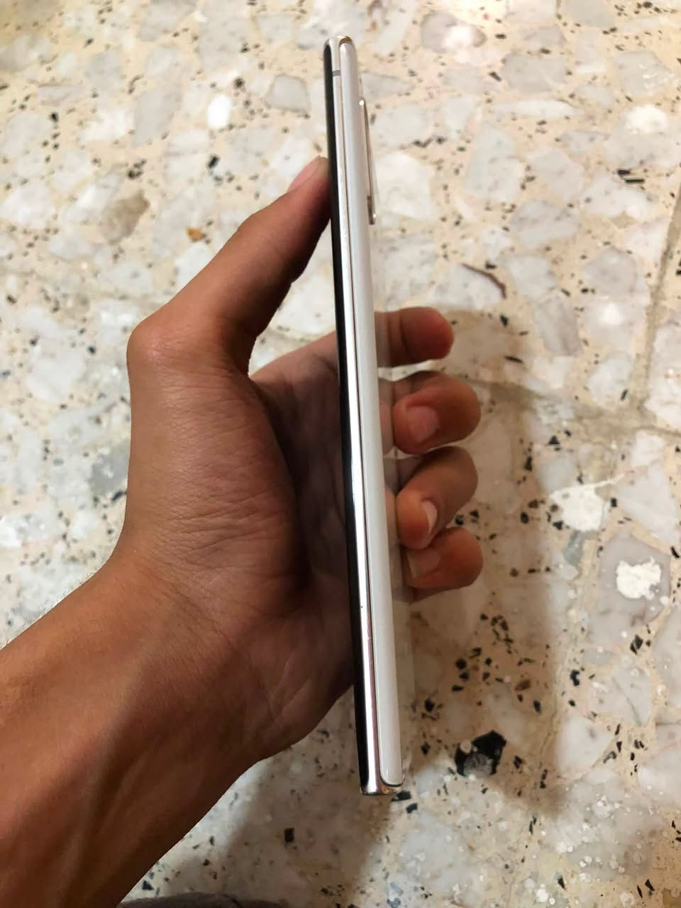 السلام عليكم عندي نوت 10بلس نضيف جدااا بس بي خط زغييرررر كلش جهاز غني عن التعريف ذاكره 256رام12يعني فوللل العنوان بغداد رقمي ***********سعر 150بي مجال
