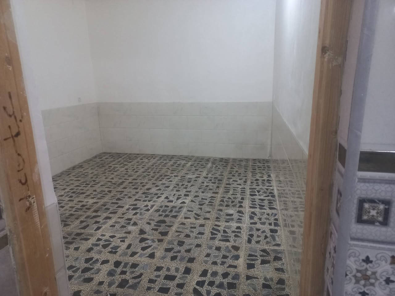 السلام عليكم يوجد بيت للايجار مساحة ١٥٠م في حي بدر غرفتين نوم وصاله ومطبخ حار وبارد وحمام داخلي وخارجي بناء حديث للإستفسار  رقم***********
