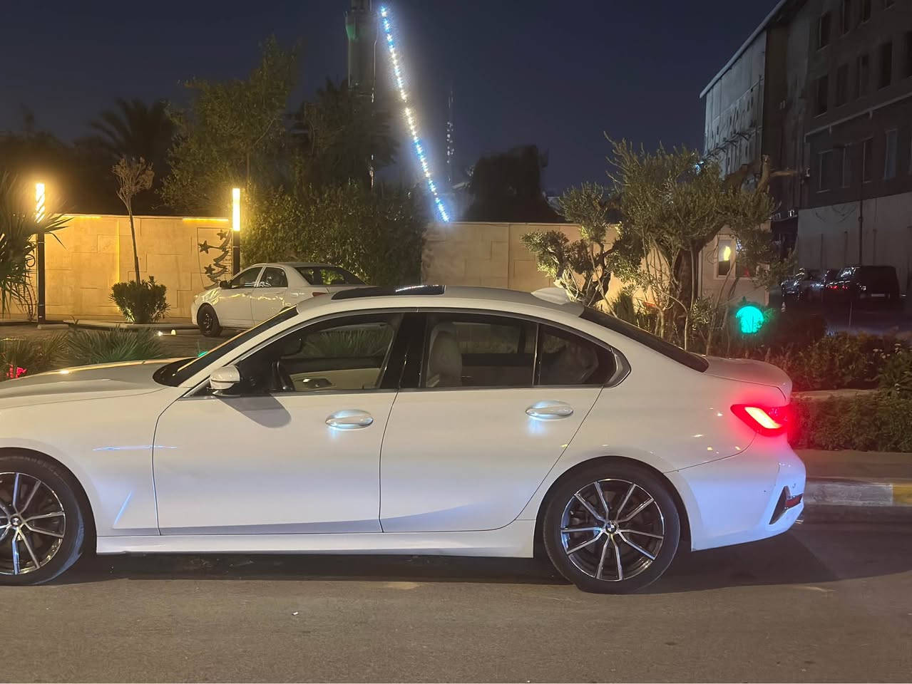 السلام عليكم
BMW 330i
بي ام
2020
فئة 330 I
حادث جاملغ خلفي وصندوك وجاملغ خلفي ايسر كلير 
لغد وشواصي وايرباك مكفول
كير ومحرك وتيربو مكفول
السياره نظيفه اقرب للجديده
ماشيه 50 الف
سلايد
رادار امامي
مانع تصادم
كراسي كهرباء
وبعد مواصفات السياره المعروفه
عليها ادامة كاملة بدون اي نواقص 
بأسمي السياره 
السعر 197$
مكان السياره بغداد اليرموك
***********
د.علي بغداد, العراق

نص مكتوب في الصور:
- المجمع الملكي رويال ستي ROYAL CITY Baghdad, Iraq