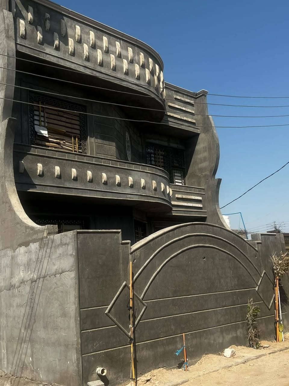 بيت في عويسان 🏠
200 متر طابو زراعي سند25
6 غرف منام بيت جديد بناء 25
ديوان صالات ثنين 
صحيات 3 
جاهز للسكن 
السعر 115
***********

