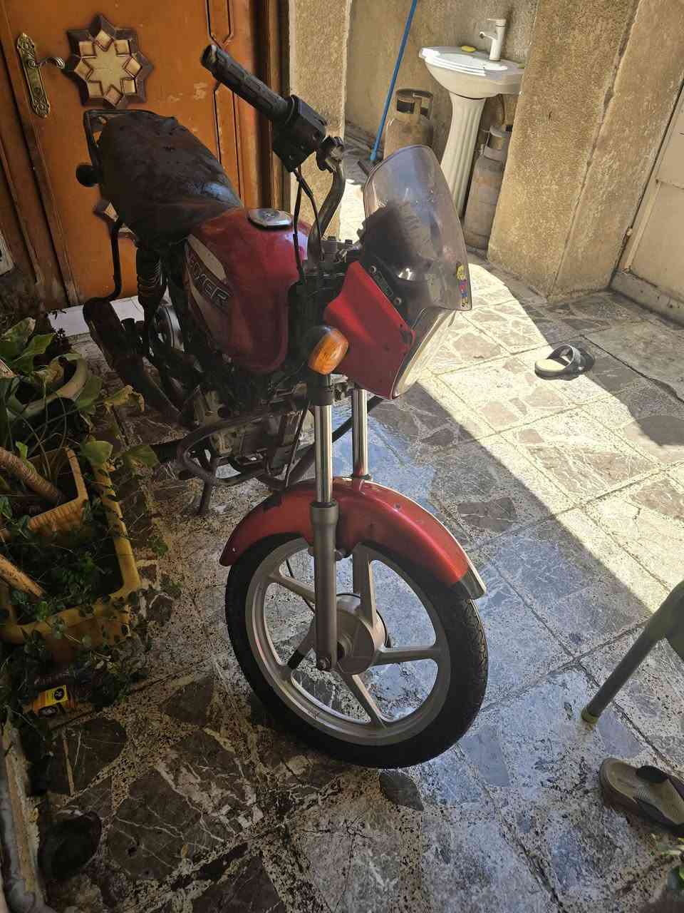 السلام عليكم بوكسر كلاسك للبيع دراجه شغاله نكره هندر دراجه بيهه نواقص السعر ٣٥٠ الف مكاني مدينه للاستفسار اتصال ***********
