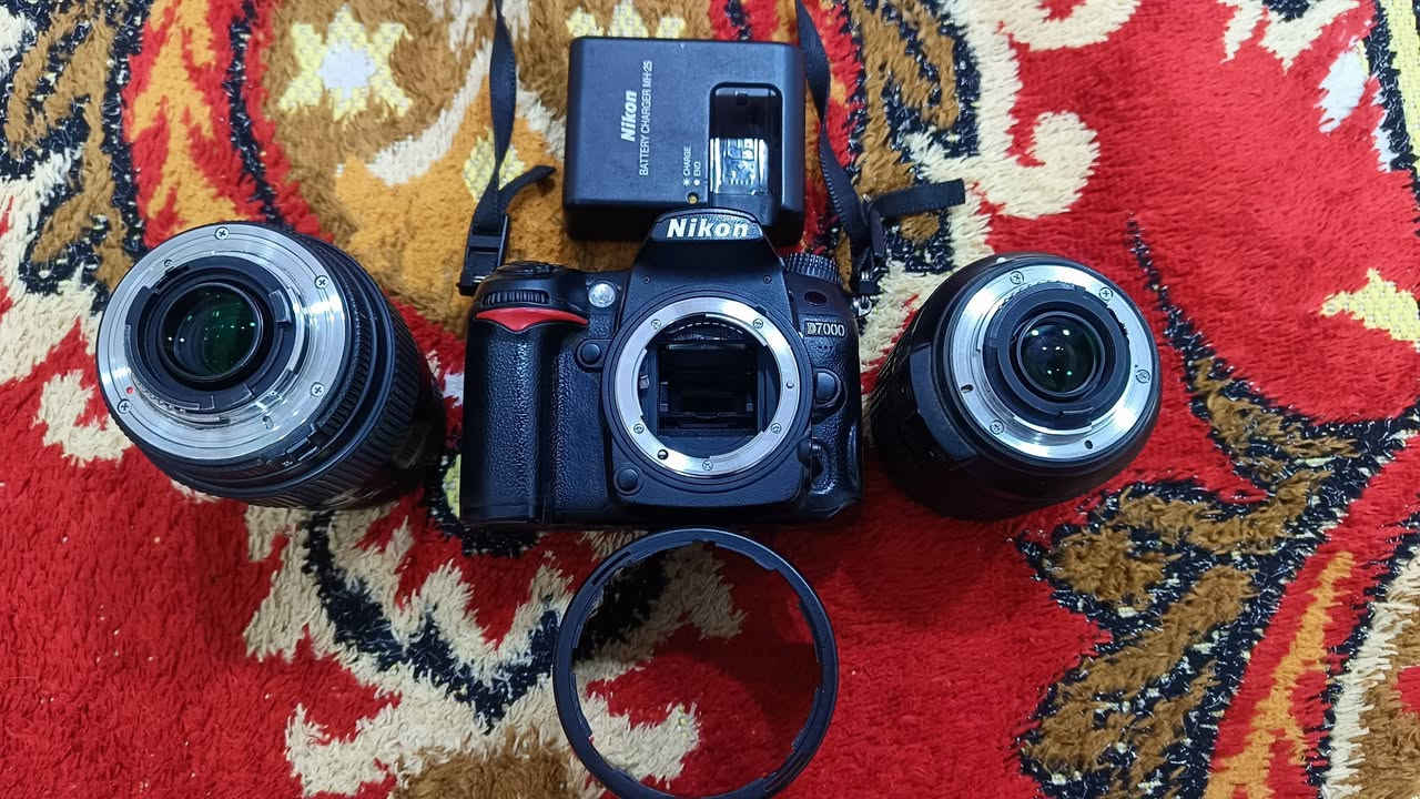 كاميرة للبيع نيكون D7000  الغنية عن التعريف بدقة الصور نضافة 80 مع عدسة18 140
مع زوم  رياضي 70 300 مع شاحنه وتوصاله لتحويل الصور 
مع دبل هود لكن الكاميرة وكعت المراية مالتها 
يحتاج الها مراية ماعرف سعر المراية شكد 
الكاميرة   نضيفة السعر 550الف وبيها مجال 
للشراي ***********
***********
