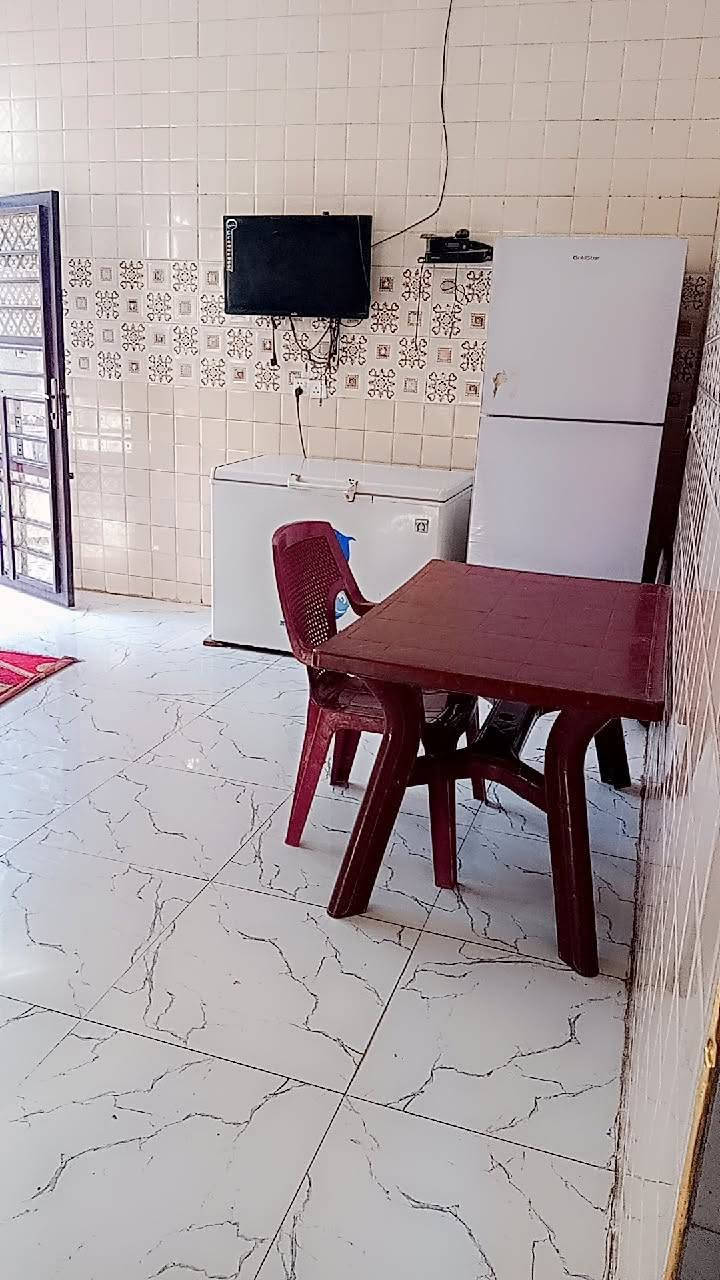سلام عليكم بيت للبيع مساحه للبيت 200 م بيت قاطين يحتوي على 4غرف نوم مطبخ استقبال وصاله وصحيات عدد3 يبعد عن الشارع 10 متر بيت فرعي يوجد ماء و كهرباء خير من الله مدارس قريبه طابو زراعي سند 25 سعر خاص للعنوان ديالئ بعقوبة الصناعه الثالثه الاستفسار ***********/***********
