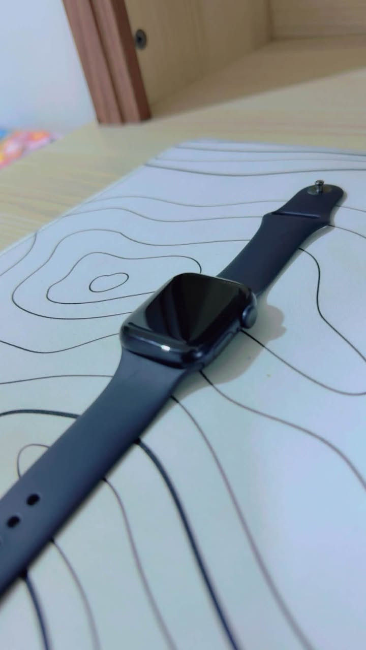 Apple Watch Series 9 GPS
ابل واتش سيريس 9 تحديد موقع  
الساعة أخت الجديدة واستعمال جداً جداً قليل، ونظافتها 99% كدام عينيك
الموديل: Apple Watch Series 9 GPS
• المعالج: معالج S9 الخارق (أسرع وأسلس أداء)
• ميزة النقر المزدوج (Double Tap): تحكم بالساعة وبالمكالمات بحركه الاصبع  بدون ما تلمس الشاشة.
• اللون: Midnight (منتصف الليل - كحلي غامق ملكي) 
• حجم 41mm
• ⁠مع سيرها الاصلي الكحلي الغامق 
• الذاكرة: 64 جيجابايت
• نسبة البطارية: 98%
مكاني بغداد 
للتواصل ***********
