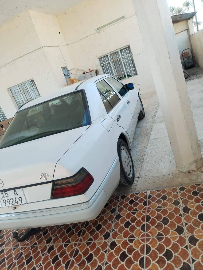 السلام عليكم مارسيدس دب 300 E  موديل ٩١ رقم دولي هزه جديده تحويل مباشر قواعد دبل بلاد كهربائيات كله شغاله اريل كهرباء سنتر لوك تخم تاير جديد حداديه جديده السياره جاهزه السعر ٥٥ المكان سامراء للاستفسار *********** الشراي الحقيقي يراسلني ادزله فديو واتساب
