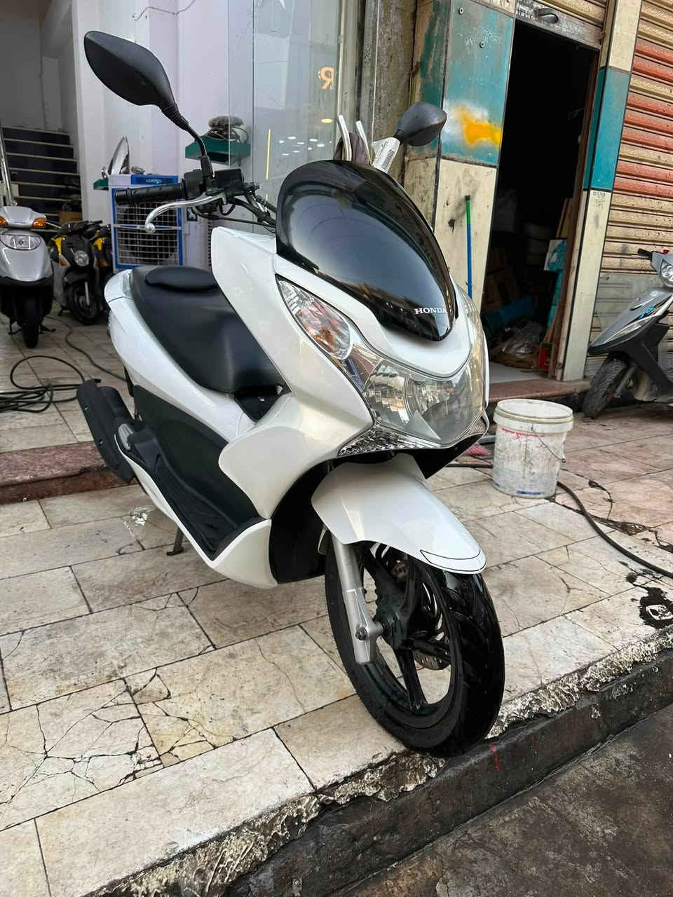 #السلام_عليكم_أخوتي_الغوالي 
#الوجبه_الجديدة
#مال_مزاد_شرط_رمبه 
# هوندا pcx جيل الاول  👍
 #شرط الضمان 💯💯
#بعده بحالة الوكاله فول نظافه مكفول 
#نظافه فول 💯💯👍 
#اللون أبيض  

البيع نقد والأقساط 👉
مصرف الرافدين فقط👉
مواظف ومنتسب ومتقاعد و الوريث 👉
استقطاع الاكتروني بدون مقدمه👉

#مكاني كوت المشروع شارع ميكانو 👉
***********☎️
***********☎️
أخوكم سيد محمد
