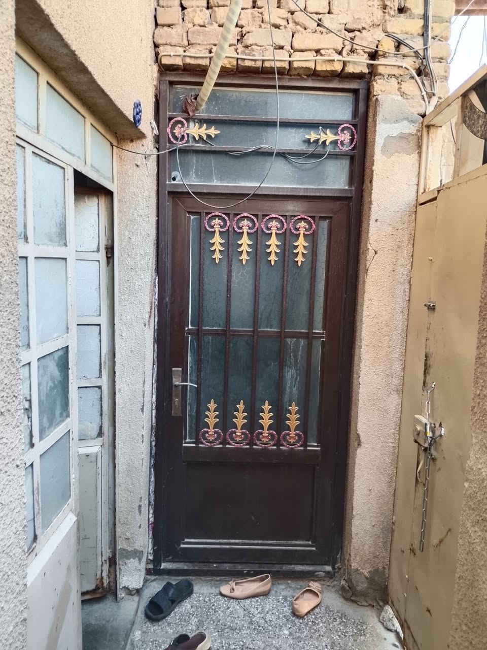 سلام عليكم بيت 100متر مربع  طابو صرف يحتوي عله طابق ونص بناء عكاده ثاني طابق جديد نضيف طابق الاول ستقبال وصاله وغرف ومطبغ طارمه صغيره ومكشوفه 
طابق الثاني يحتوي عله صاله وغرفه حمامات وصطح 
العنوان كوفه حي ميسان نهايت شارع كيت بل قطاع 24 قريب عله شارع كيات مثل ماموضح بل فديو 
السعر 125 وبي مجال 
استفسار عله هاذه رقم ***********
