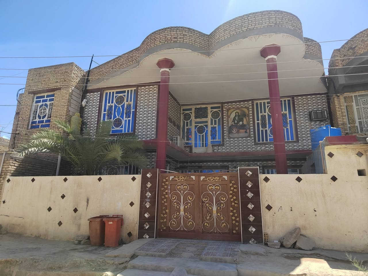 بيت بحي المين الوله مساحه 250 طابق الرضي استقبال وصاله خرفتين مطبخ صحيات طابق ثاني غرفتين وصاله غرفتين ترك رقم شراي يتصل ***********
