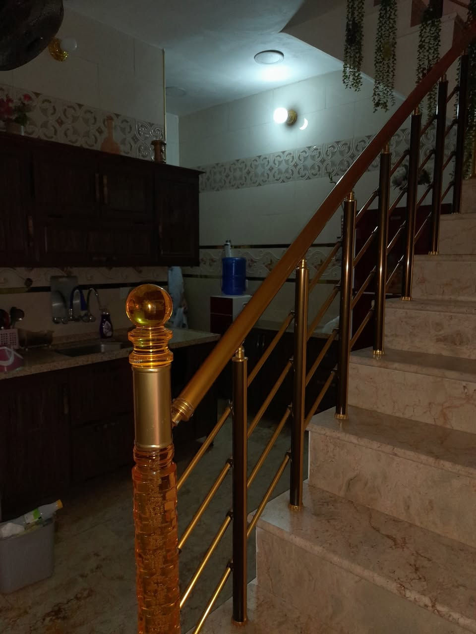 البيع بيت مساحة٧٥ مترة في الحريه الثانية فرع افران الزهراء البيت يحتوي على صالة و حولي وغرفه وصحيات داخليه خارجيه والطابق الثاني غرفه و حمام وصطع البيت طابق ونصف واجهت البيت ٥×١٥ سعر ١٩٠ بي مجال ***********
