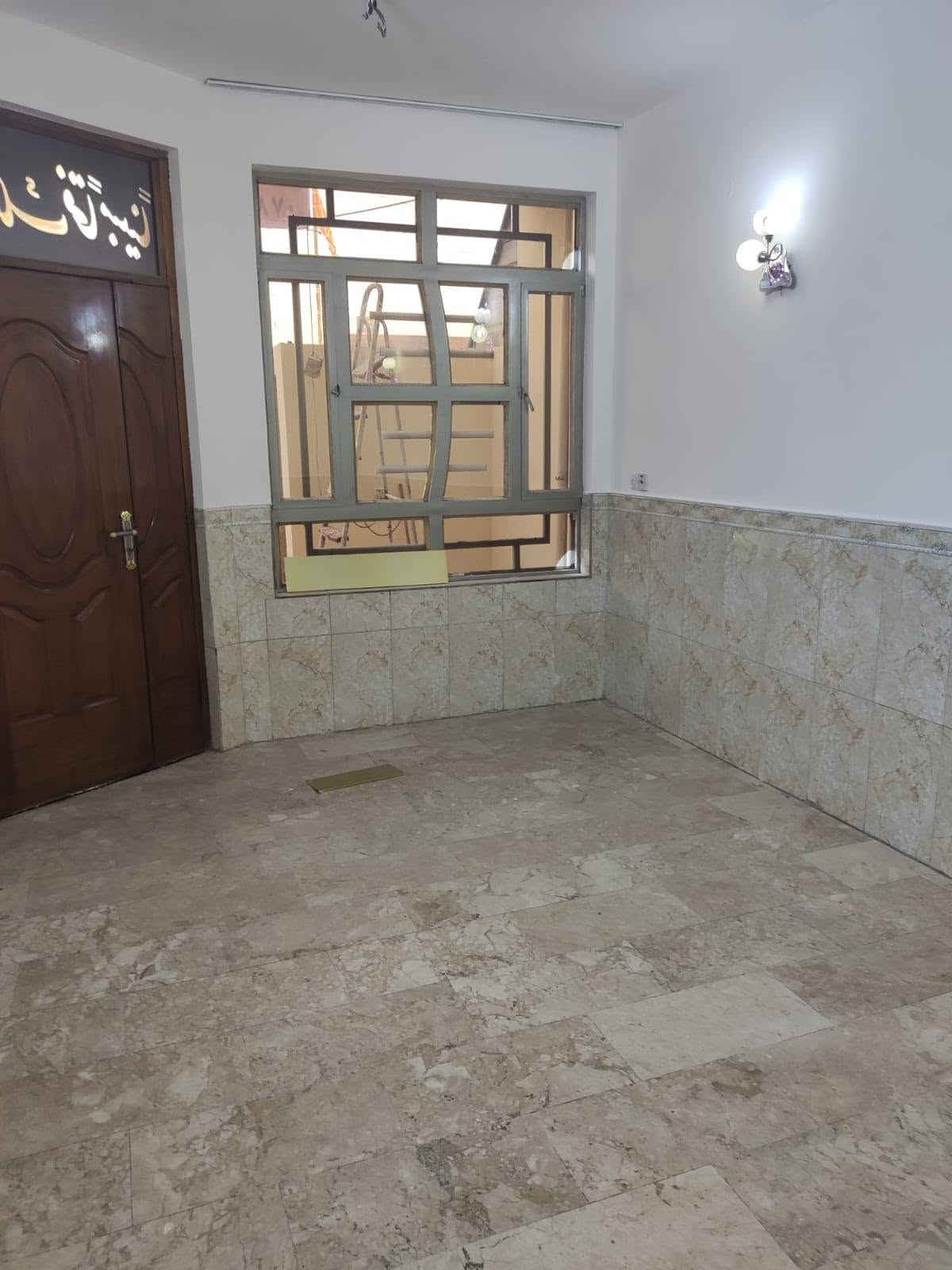 السلام عليكم
مشتمل للبيع المساحه 105 واجه 5 وربع وانزال 20  ارضيه مرمر بيت نضيف يحتوي على صاله ومطبخ وصحيات وثلاث غرف النوم متكون من مدخلين البيت موقع مميز قرب اعداديه التعاون حي الإعلام شارع عرض 15, متر

للاستفسار الاتصال على الرقم 

***********
