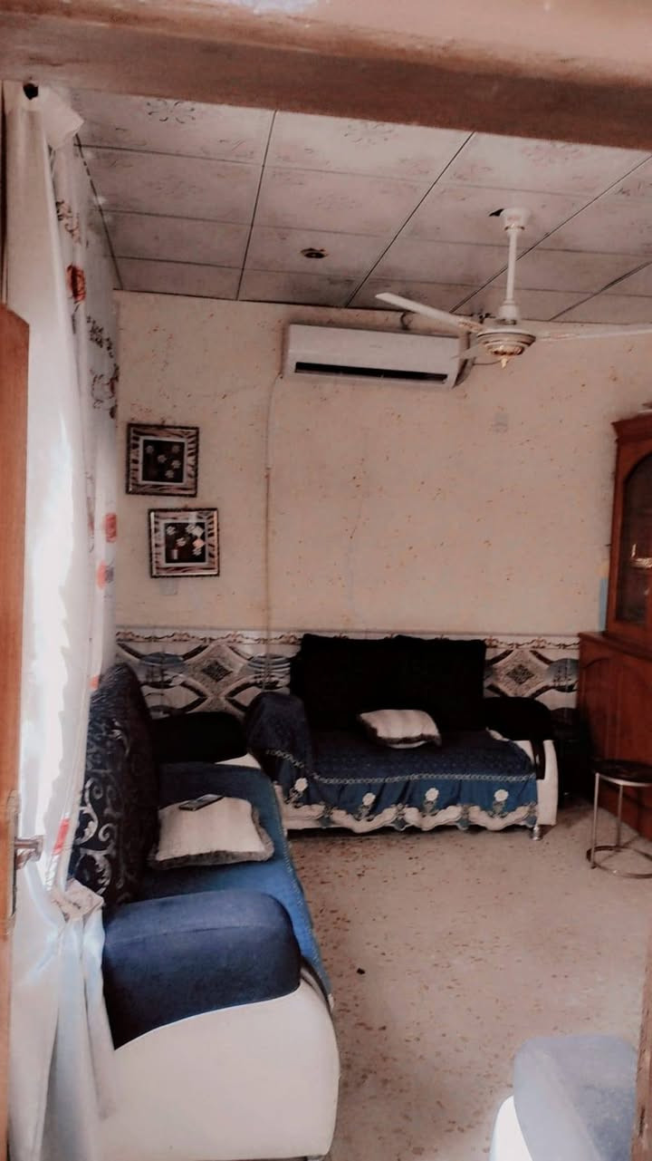 سلام عليكم بيت للبيع قريب عن مسجد الكوفه منطقه الكريشات مساحه ١٠٠ متر مربع غرفتين صاله استقبال مكشوفات ٢ بناء بلوك وعكادة مرممي سيراميك وكاشي يبعد عن شارع المقرنص ١٢٠ متر منطقه قريبه عن المدارس شارع المعمل مستعجلين عليه ١٩ وبي مجال لشراي ***********
