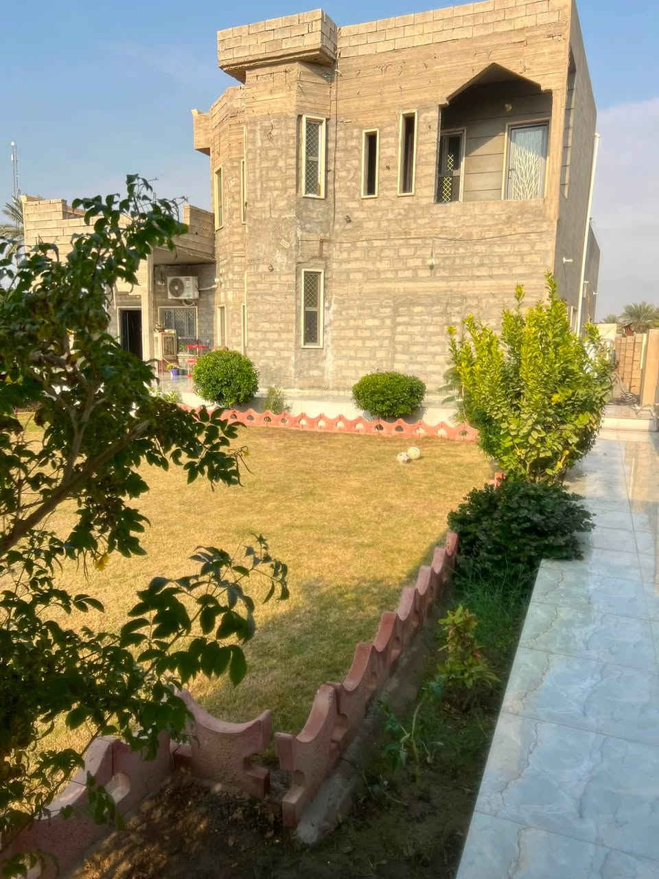 السلام عليكم
للبيع بيت طابو زراعي بسمي تحويل مباشر مساحة الأرض ٦٥٠ متر مساحة البيت ٢٥٠ متر الطابق الأول( ربعه + غرفتين + هول + مطبخ + مطبخ حراري + موزع + قاطع مكون من حمام وصحيات ) الطابق الثاني ( غرفتين + موزع + بلكونه ) مطبق سيراميك وجاهز باقي فقط الواجه المشتري يشتغلها حسب ذوقه والحديقه بالصور شوف العين بيت راقي وبناء حديث . جيران راقين ومحترمين لان العرب كالو اشتري الجار قبل الدار والأسواق تبعد عنه ١٥٠ متر والمدارس تبعد عنه ٢٠٠ متر تبليط من تطلع من باب الحوش وقريب على جامعة تكريت تكدر تروحلها مشي الموقع العلم الحاوي الناحية القديمة( البيت فله مصغره ) 
اتصل  / *********** و ***********
