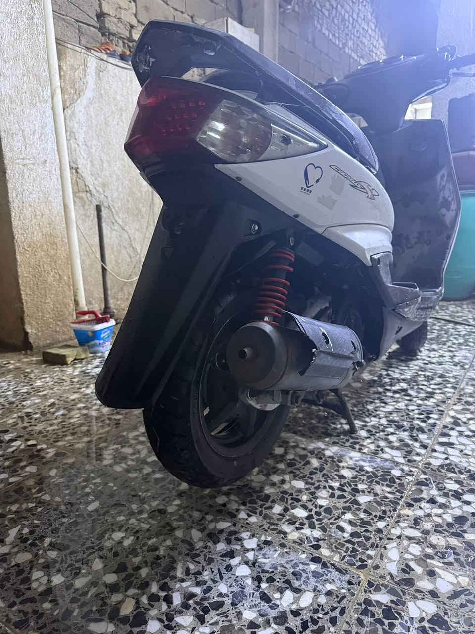 دراجة سكنس فحل نوزل 
موديل 2012 
دراجة مجفته تجفيت مضبوط 
بس الدراجة تخبل وشلعتها تخبل ومكينة ناعمة 
للاستفسار الاتصال ***********
