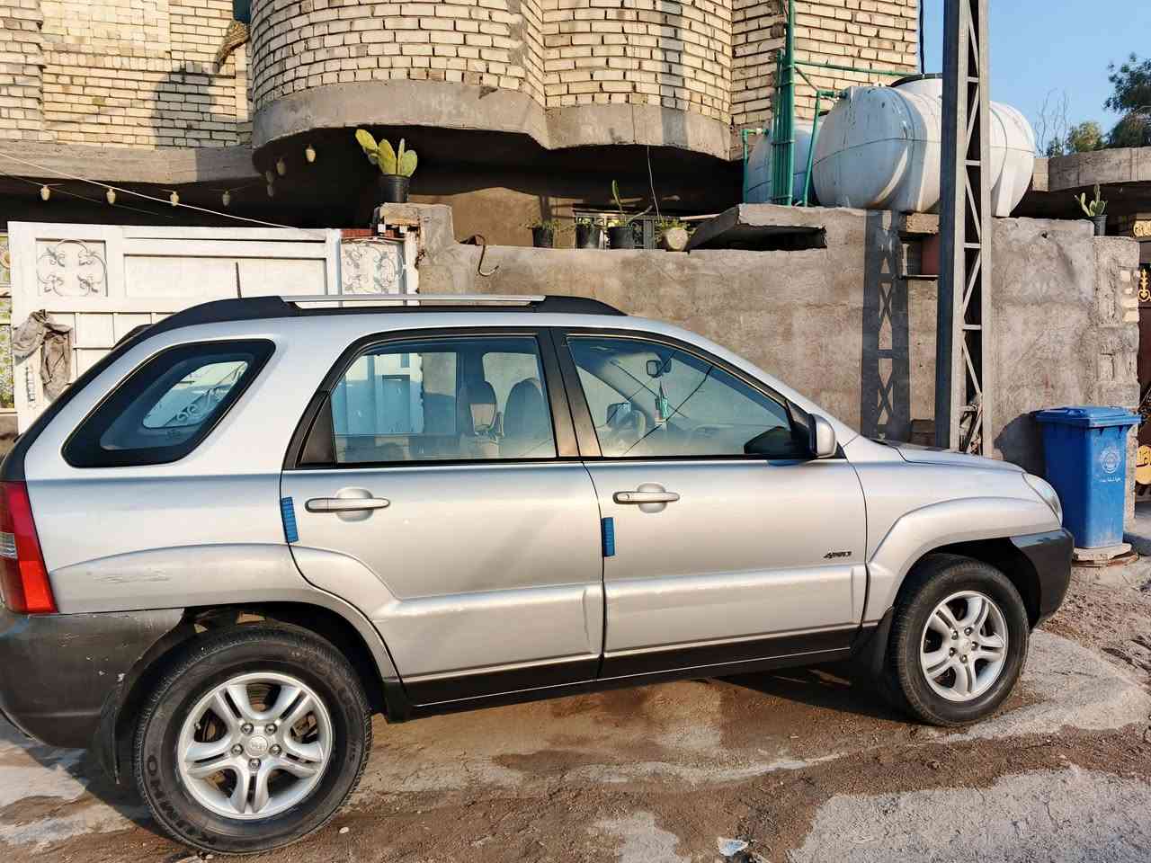 السلام عليكم 
كيا سبورتج 2006 خليجي مكفوله عدا شخوط بسيطه مجرد تكحيل 
السعر 100 وبيها مجال بسيط 
باقي التفاصيل اتصال ***********
