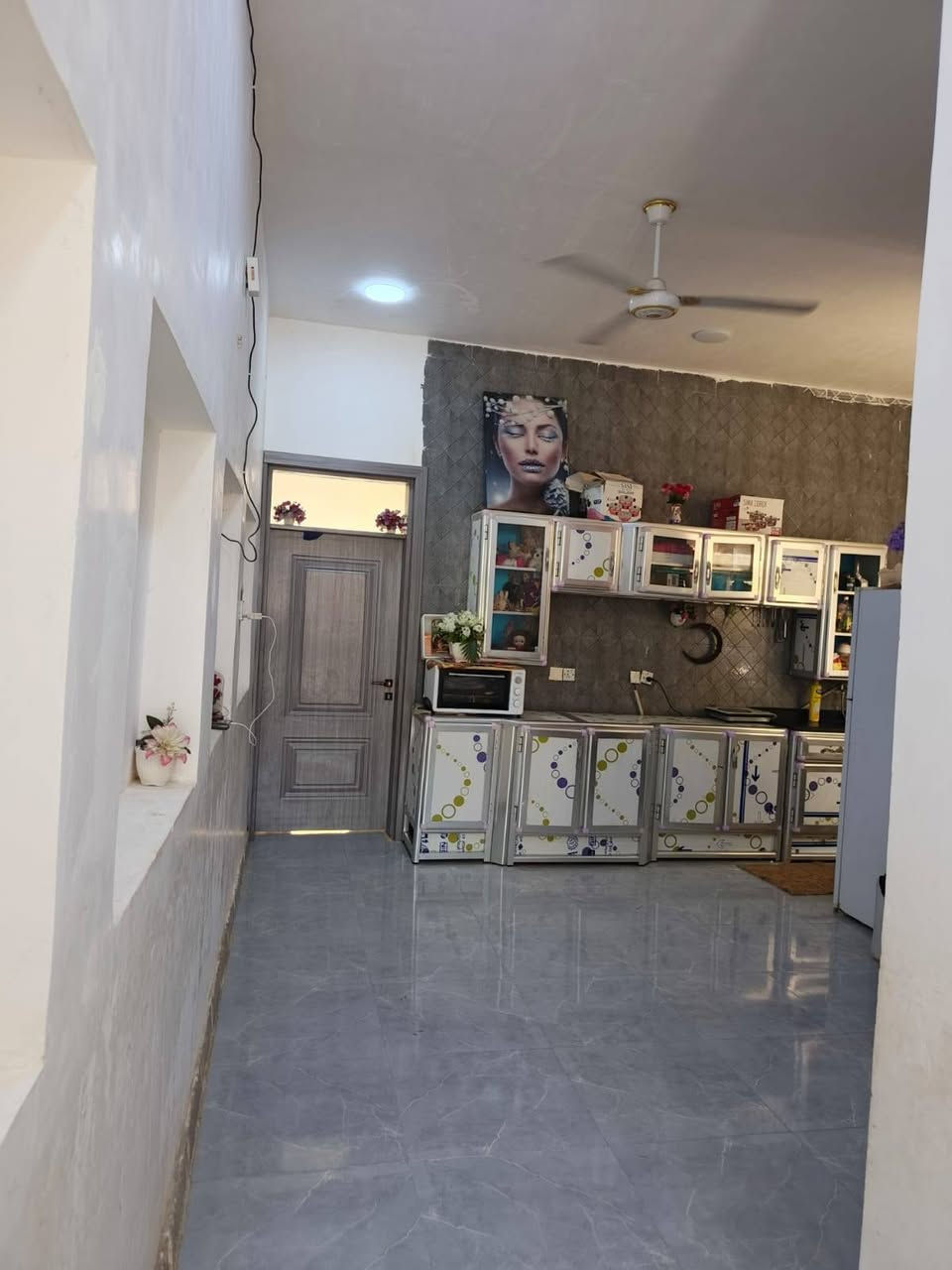 السلام عليكم بيت 210 متر طابو صرف مطلوب مبادره ٤٥ بل يد ٨٥ المبادره تسدد ٢٥٠ الشهر البيت مقسوم نصين غرفتين جوه وغرفه فوك ينباع بيت واحد الان طابو واحد واجه ١١ متر *********** حي العسكري ٢ خلف جامع الحسين شارع الخباطات الصب ٥ بيت عن الشارع الصب
