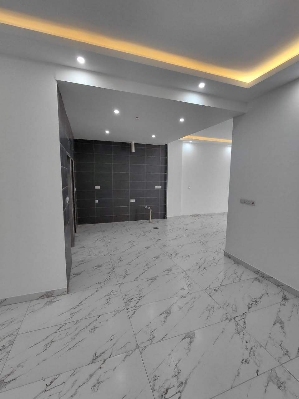 🏠 شقة واسعة ومميزة في مجمع درة السيدية – بغداد

📍 الموقع:
السيدية – مجمع درة السيدية
 قرب نادي السيدية المغلق للألعاب الرياضية

📐 مساحة الشقة: 145 م²

✨ مواصفات الشقة:
• 🛏️ 3 غرف نوم
• 🛋️ صالة واسعة
• 🍳 مطبخ
• 🚿 2 صحيات
• 🌿 بالكونة
• ⚡ خدمات متوفرة
• 🏡 شقة واسعة ومريحة ومناسبة للسكن العائلي

⭐ موقع مميز ومساحة مناسبة لعائلة تبحث عن الراحة والسكن الهادئ.

📞 للاستفسار والتواصل:
***********
