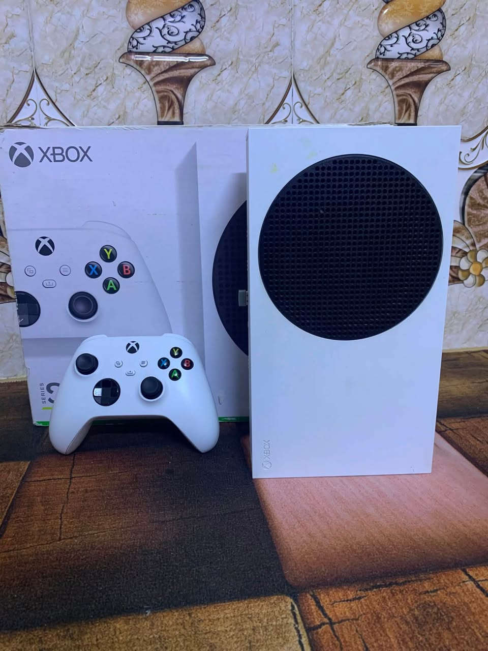 السلام عليكم 
Xbox s 
ذاكرة 512 جهاز لوك ستيكر نظيف 
مع بطارية للجوستك ليثيوم
مع كيبورد ميكانيكي حجم 60
مع ماوس اصلي سريع الاستجابة 
مع ماوس باد حجم متر
السعر 450 قفل
بغداد مدينة الصدر ***********
لايوجد توصيل
