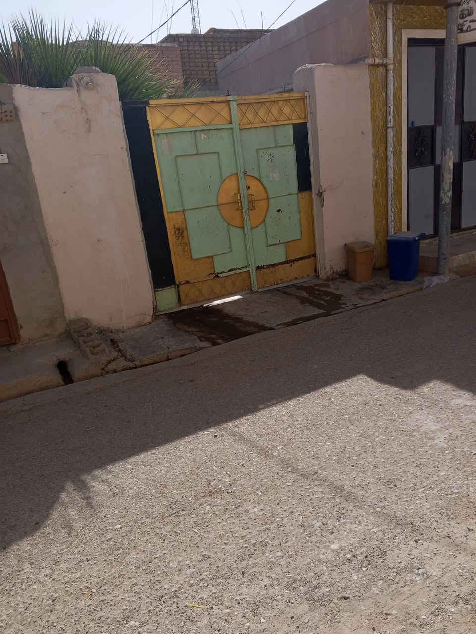 دار للبيع ديالى قرةنبة حي العسكري مساحه الدار 100 م***********
