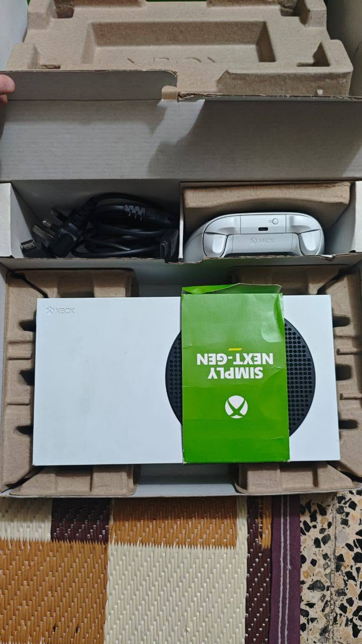 السلام عليكم،
للبيع إكس بوكس سيريس اس (Xbox Series S) نظيف حيل وأخو الجديد، استخدام قليل وبدون أي عطل أو شخط.
الملحقات:
 * يده أصلية نظيفة جداً.
 * جهاز UPS.
* بي لعبه فورزا 6 
الجهاز تجي تشوفه تقتنع بي يله تاخذه
السعر: [490] ألف وبي مجال
المكان حله شارع 60 مجاور ماكولات ابو طيبه / للتواصل: [***********]
