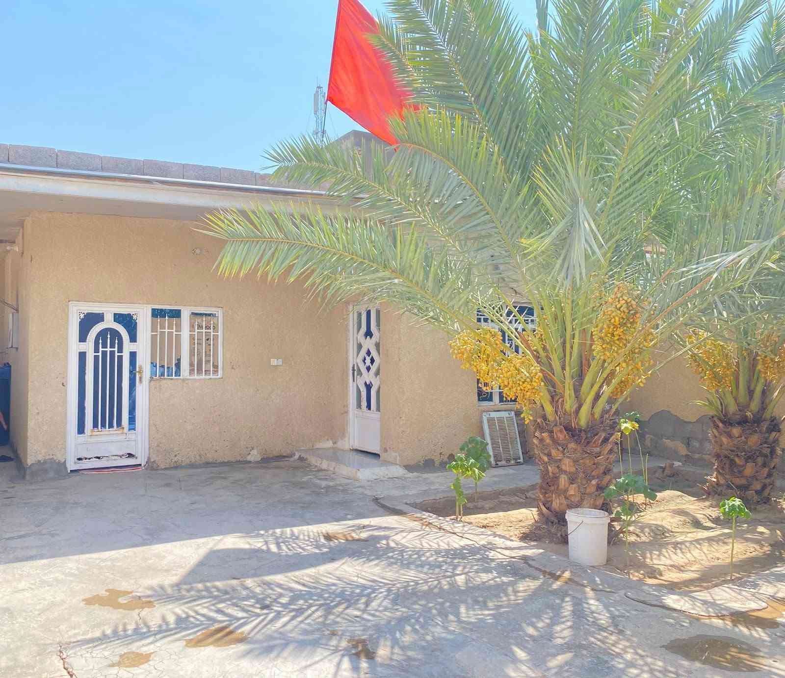 السلام عليكم ورحمة الله وبركاته
بيت للبيع مساحه 300 مع قطعه 200 متر 
الاستقبال 6 ونص في 4 
مطبخ 5 في 4 
صاله 8 في 4
غرف نوم 2 / 5 في 4 
ترك الخلفي بي مخزن وصحيات 
الموقع واسط الكوت منطقه البدريه قرب سيطره البسروكيه 
السعر 40 مليون وبي مجال 
الاتصال ع الرقم 
*********** اثير  
*********** اسيا
