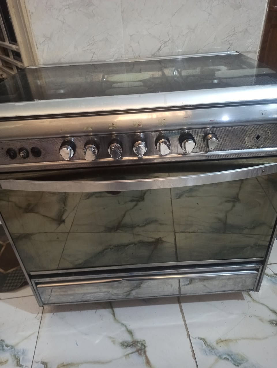 طباخ مصري مستعمل نظيف شغال 5عيون والفرن شغالات السعر 125. المكان خلف مستشفئ التركي ***********.
