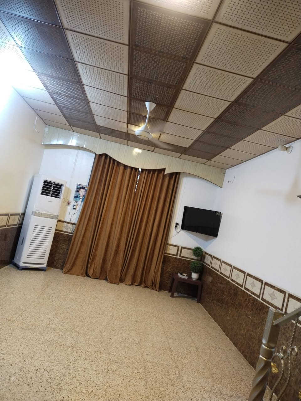 السلام عليكم بيت زراعي للبيع سند 25معامله كامله المساحه 300بناء طابوك يحتوي مطبخ واستقبال وصاله وثنين غرف نوم وصحيات خارجيه وحده داخليه وماي ومجاري وكهرباء خطين اي استفسار ارسال الصفحه او اتصال عل الرقم عاده النشر بسبب الوعود الكاذبه ***********@عنوان ال حمد نزلت الشيخ سامي
