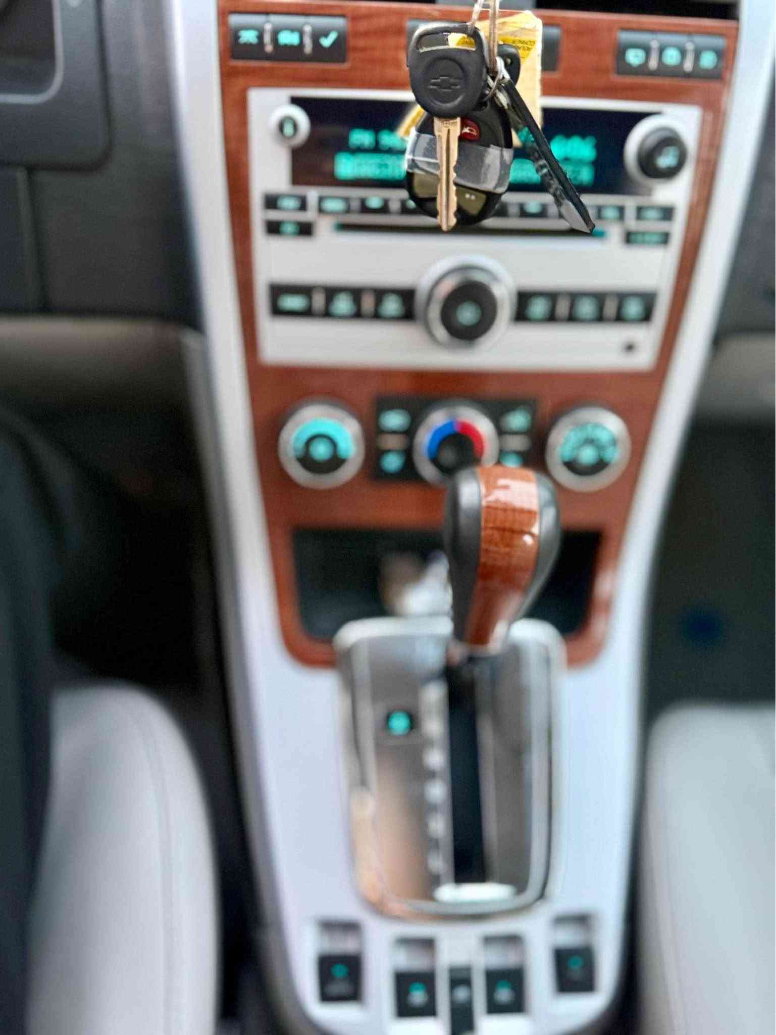 🚗✨ شۆفرلێت ئیکۆنێکس (مۆدێل ٢٠٠٩ - ماڵی دۆست) 🚙💎
📅 مۆدێل: ٢٠٠٩
⚙️ مەکینە: ٦ بستۆن 🔥
🛣️ ڕۆیشتن: ١٧٠ هەزار (حەقیقی)
🏷️ ڕەقەم: سلێمانی (سەنەوی تازە) 📋
📍 شوێن: سلێمانی
🚗 مواسەفات و تایبەتمەندییەکان (فول مواسەفات - بێ سڵاید):
 🛞 دەبڵ ئەکسڵ (AWD)
 💺 ناو کرێمی بیلاد (شەریکەی ماوەتەوە و زۆر خاوێنە) ✨
 💺 کوشن چەرم، کارەبایی، خەزن، و هیتەر (سیستەمی گەرمکەرەوە) 🔥
 🪟 چوار جام کارەبایی (دژە فوللە و ئەوتۆیی)
 🛞 چوار تایەی لۆک لە ژێریدا 💯
 🛠️ گێڕ و مەکینە بە مەرج، سەیارە بێ بۆیاخ و بێ لێدراوی (تەنها یەک پەڵە ساردی هەیە) 🛡️
💵 نرخ: ٩٧ $ 💸و مەجال 📉
📞 ژمارەی پەیوەندی: *********** 📱 السليمانية, العراق
