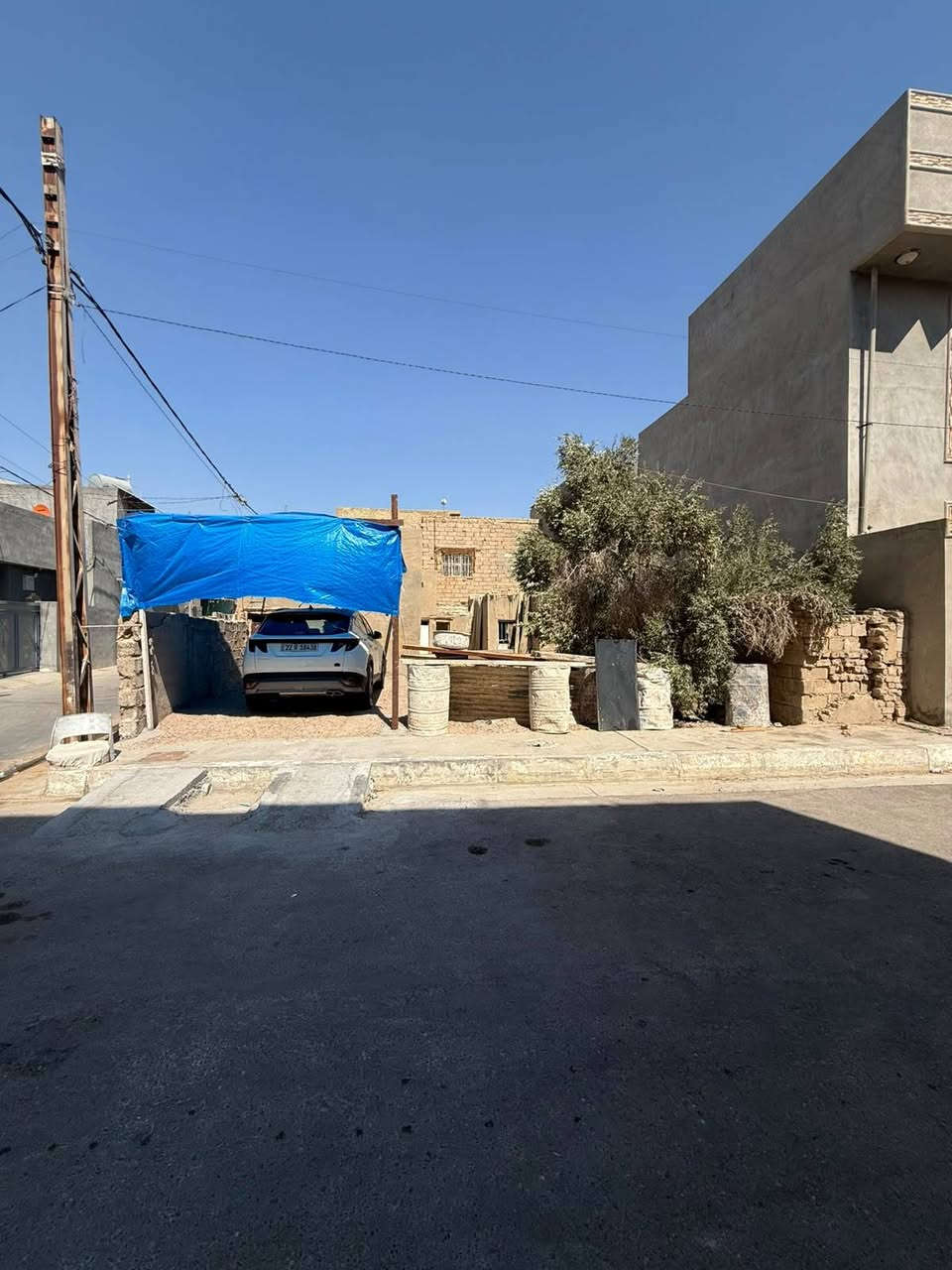 للبيع بيت عكاده يعتبر قطعة أرض ركن في حي الجولان قرب جامع القدوس رقم العقار ٢٨٩٤ الحصوه مساحه ١٨٢.٥ واقع حال ٢٠٠م كما موضح في الصور وبسعر ١٠٠ مليون وقابل للتفاوض للأستفسار على وات ساب *********** أو الأتصال ***********
