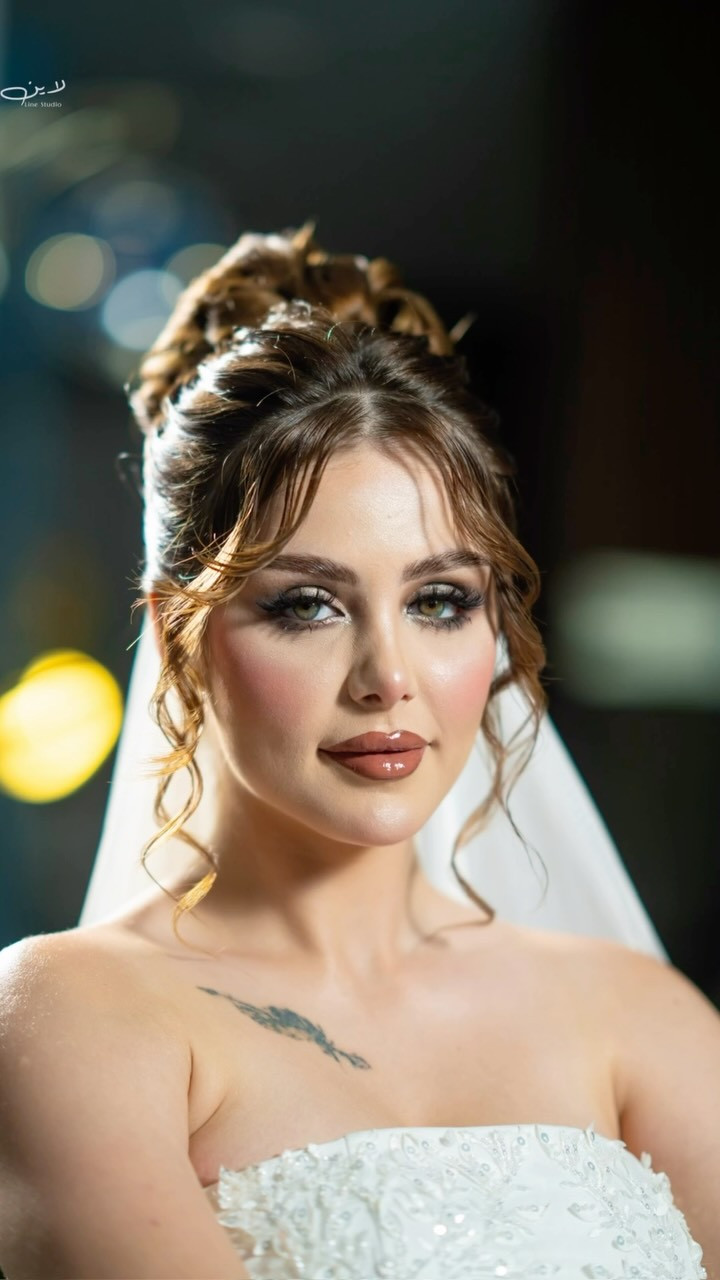 ⁨	بكج العروسه ب250 الف🦢
يشمل مكياج تسريحه رموش بودره جسم ❣️
مع جلسه تصوير تفاصيل العروس 
*المكياج يكون حسب الطلب 🤍

‏📍حله شارع الجمعيه مقابل فروج ابو العبد داخل مجمع الاغا الطابق الثاني 
التواصل 📞
***********⁩

نص مكتوب في الصور:
- لایـن
- Line Studio