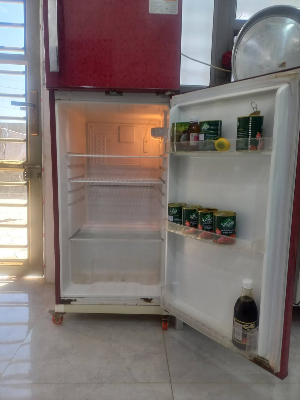 ثلاجة مستعملة نظيفة للبيع حسب ما مبين بالصور أدناه الذي يرغب بشراءه الاتصال على الرقم *********** وسعره ٢٠٠٠٠٠ وبيه مجال
