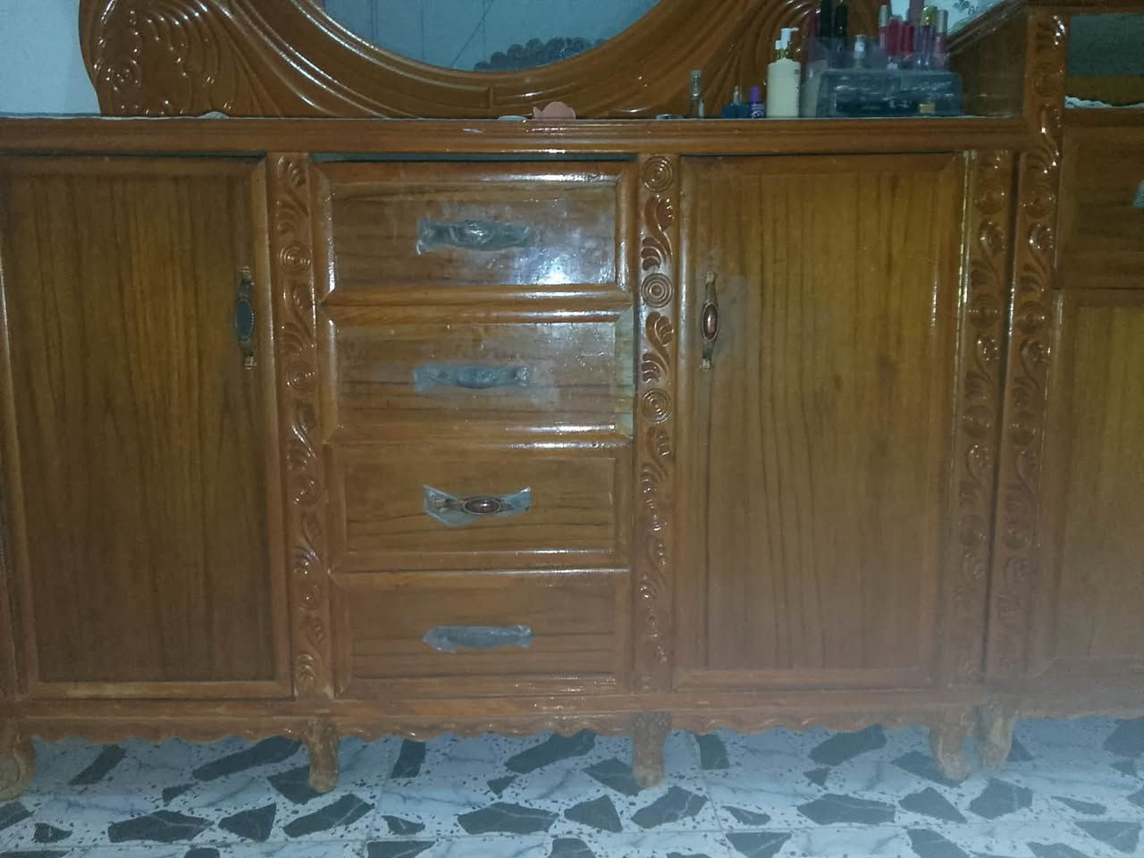 السلام عليكم  مكلفه بنشر غرفه للبيع تفاصيل تصلو ع صاحب الغرفه ***********

