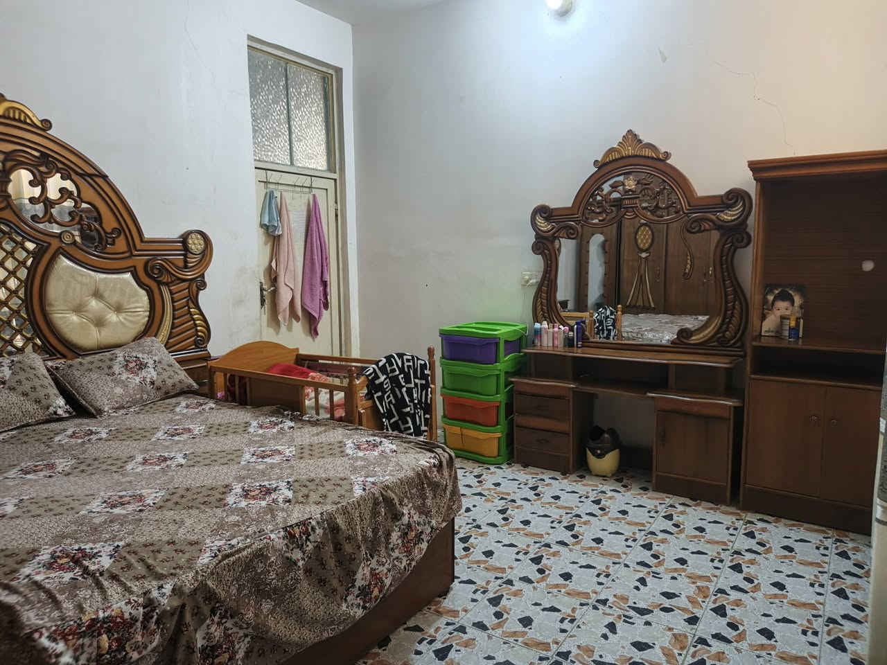 السلام عليكم بيت للبيع في كوت زراعي ١٧ _ حي حكيم _سواده_ مقابل محطه حوشي (الوادي )حي سفير يحتوي على ٣غرف وديوانية مطبخ صحيات داخليه وخارجية مساحة ٣١٢ متر سعر ٤٥ مليون وبيه مجال للستفسار على رقم ***********
