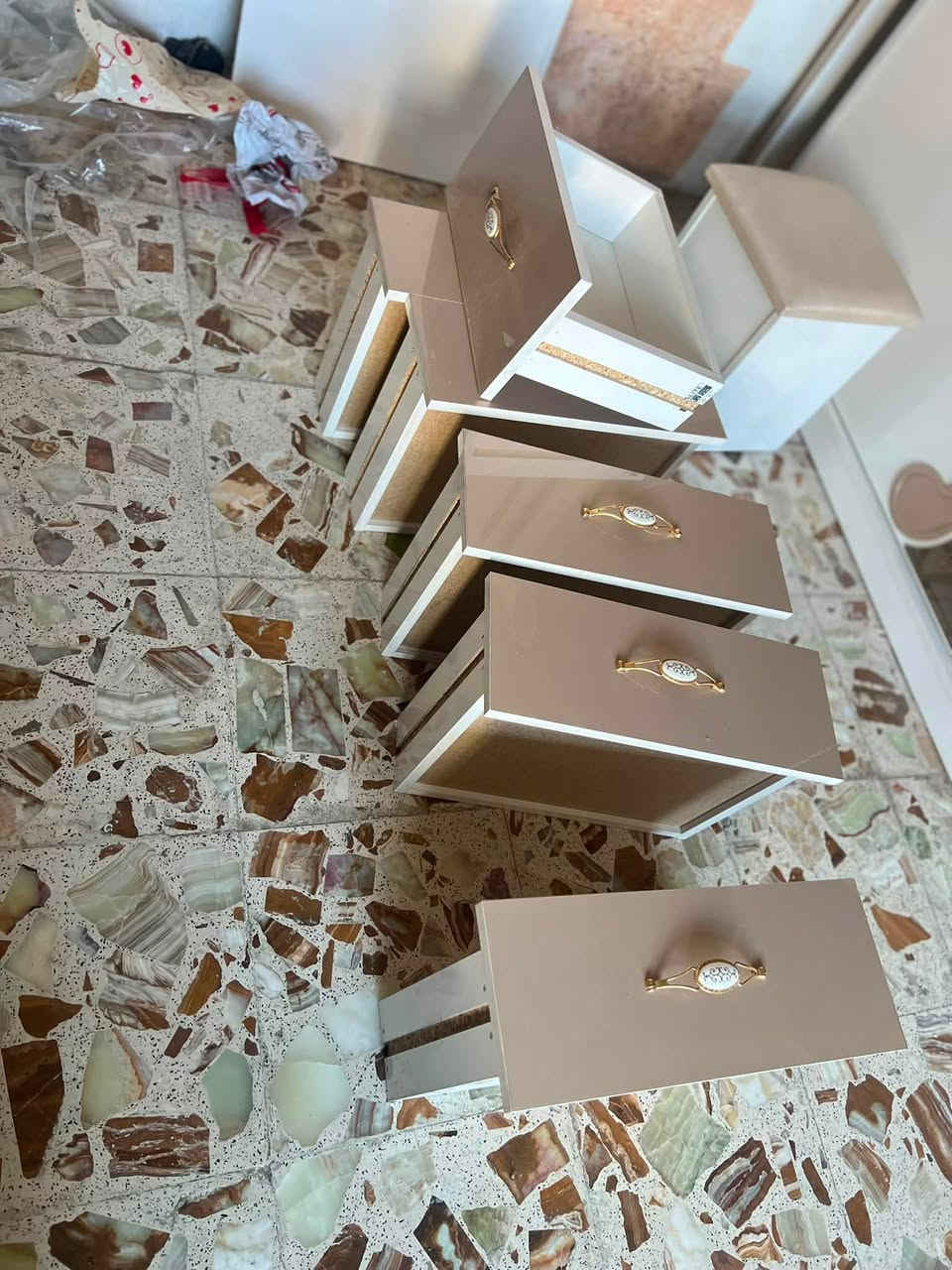 غرفة نوم تركي مستعمله بس كلش نضيفه وقويه السعر ب800وبيها مجال اتصلو عل هذا رقم ***********
