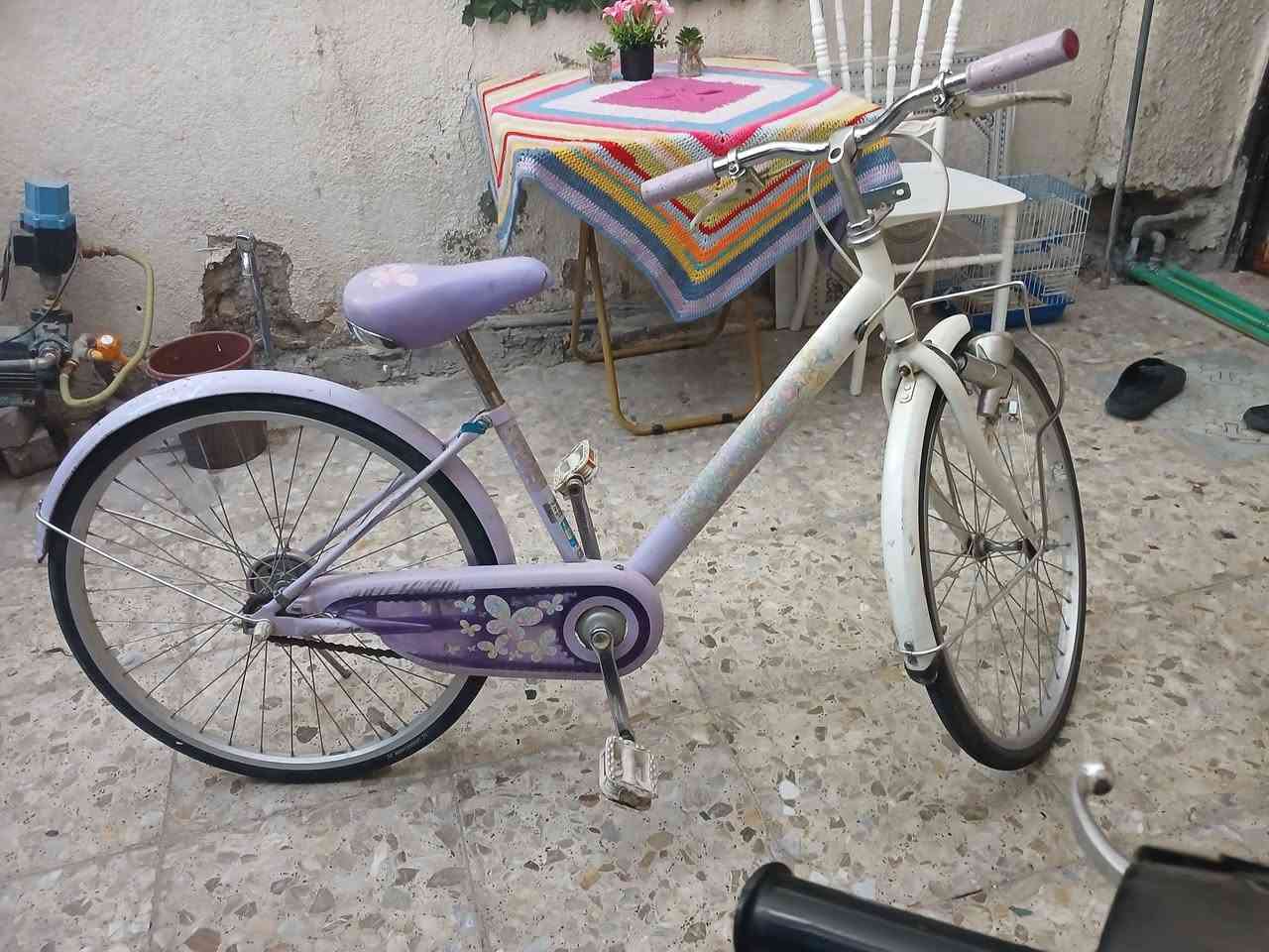 السلام عليكم بايسكل للبيع مالة بالة نضيف حجم ٢٤ السعر ٥٥ الف هاتف ***********
