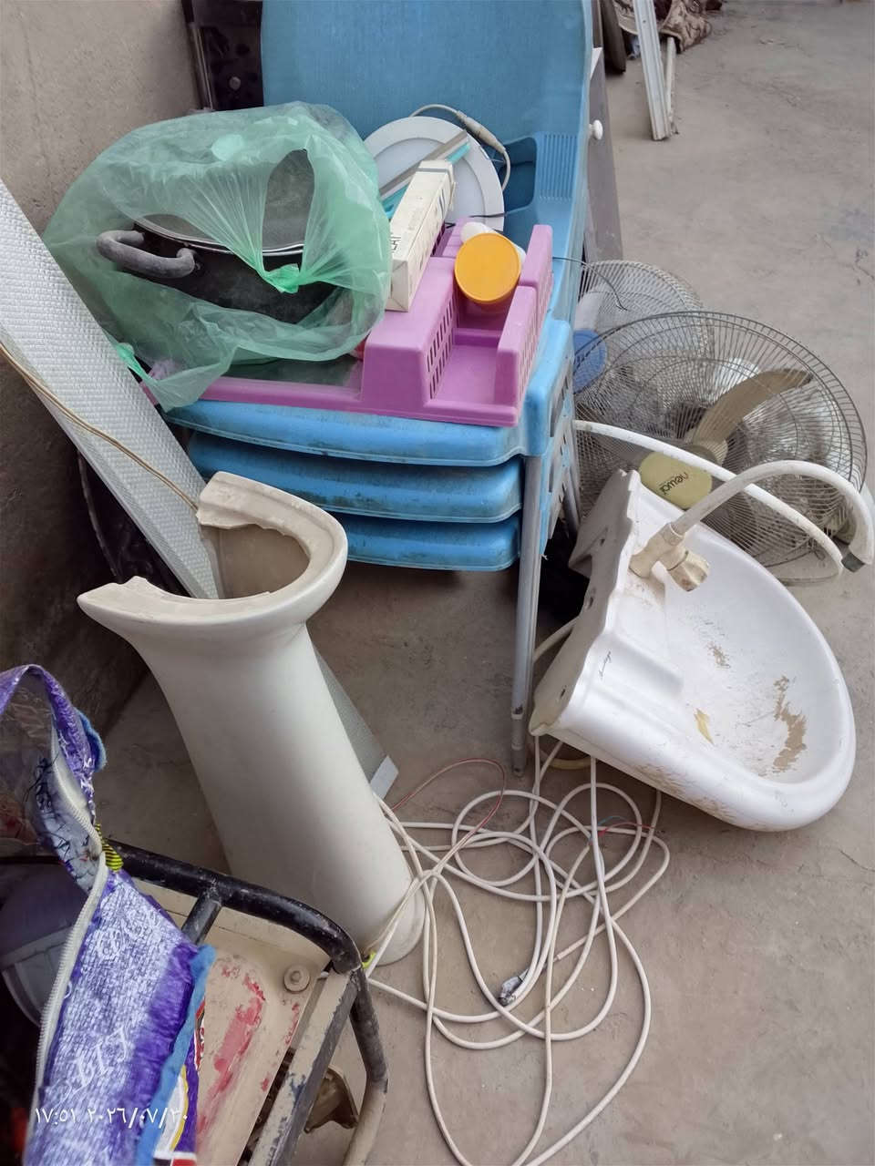 غراض محل حلاقه نظيفات بس متروكات والتراب عليهن  مراوح شغالات فول وكراسي  ومعرض  وحماله امكاصه مغسله كلهن ب 150 الف. 
بابل حي العسكري 
***********
